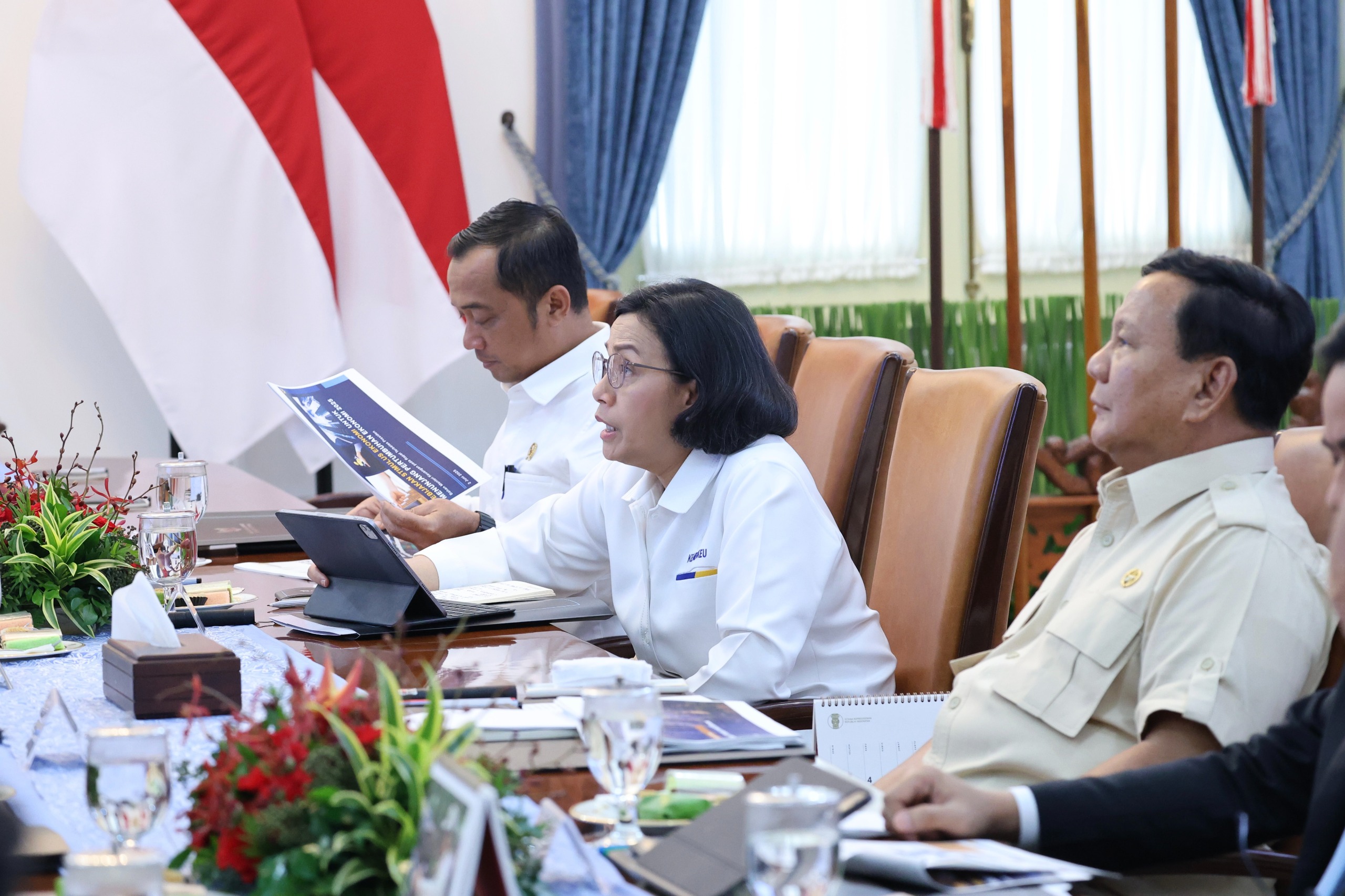 Menteri Keuangan Sri Mulyani Indrawati menjelaskan program Bantuan Subsidi Upah (BSU) senilai Rp600 ribu bagi pekerja bergaji di bawah Rp3,5 juta per bulan, di Istana Negara, Senin (2/6).