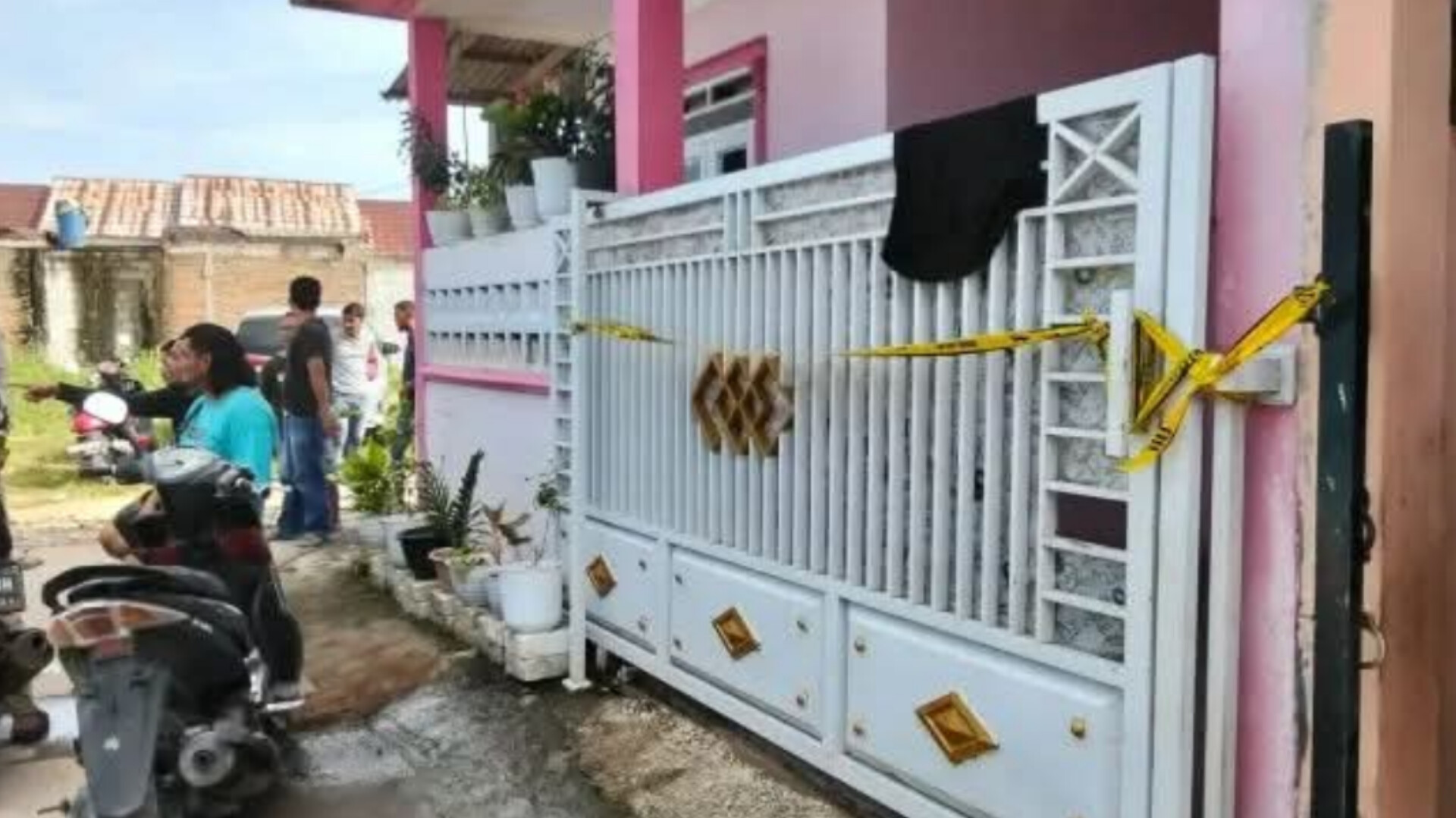 Aksi perampokan brutal terjadi di Perumahan Puri Anggrek, Walantaka, Kota Serang, Banten, Minggu (1/6/2025).