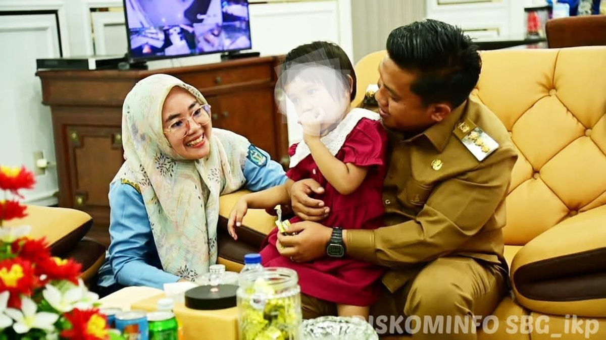Wali Kota Sibolga Akhmad Syukri Nazry Penarik bersama ML di ruang kerjanya.