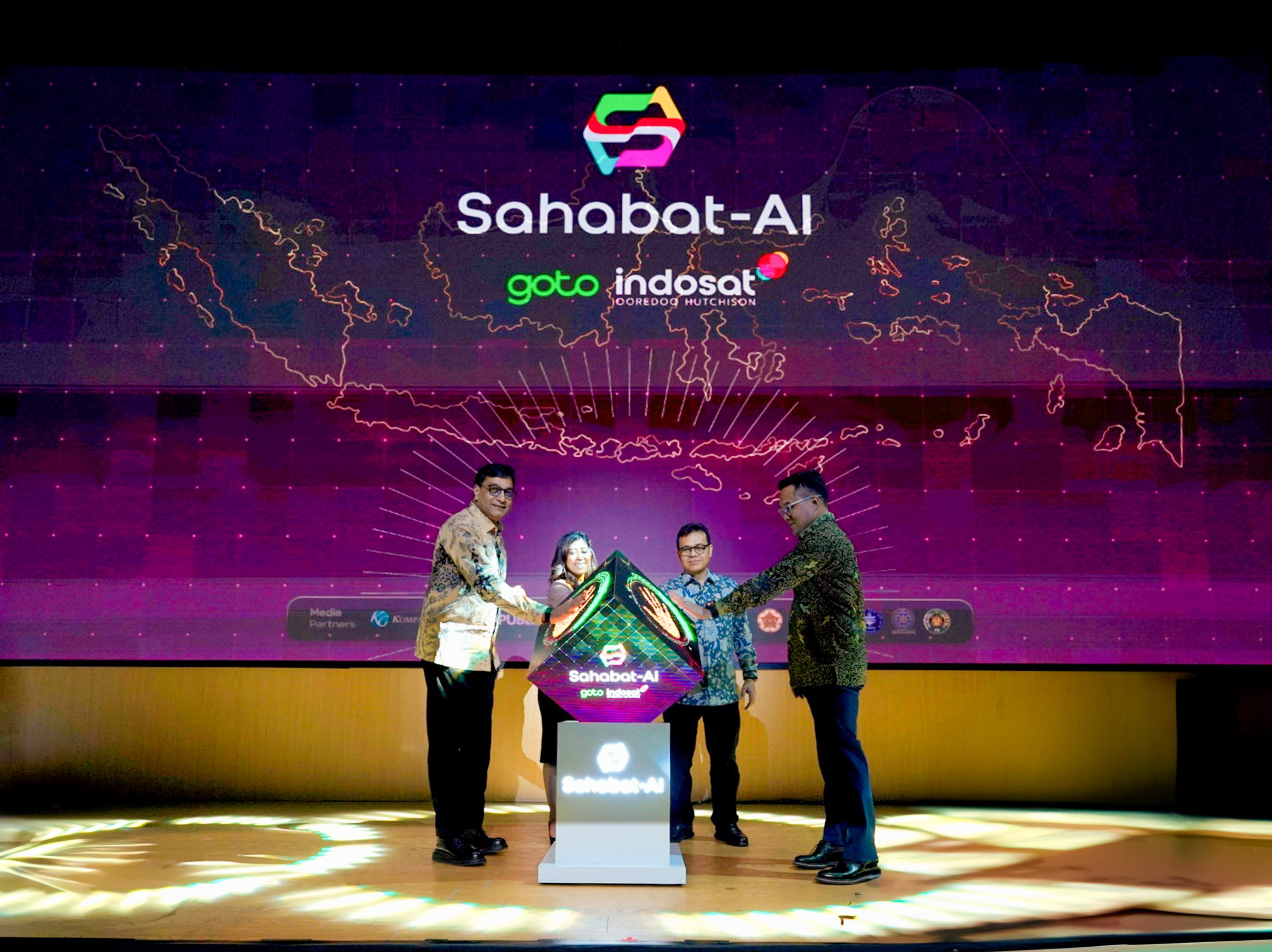 CEO Indosat, Vikram Sinha, menyebut proyek Sahabat-AI dengan kapasitas 70 miliar parameter didukung infrastruktur lokal seperti GPU Merdeka, cloud AI milik Indosat.