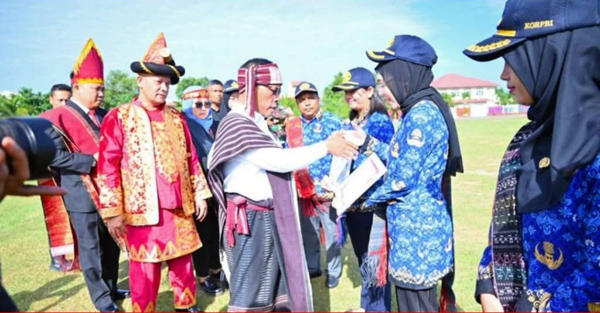 Penyerahan piagam penghargaan Whistle Blowing System.