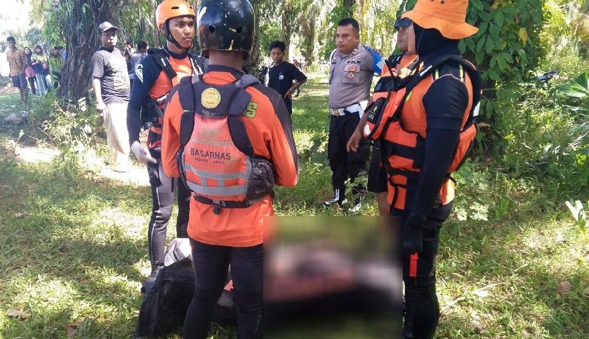 Mayat pelajar SD usia 12 tahun Amas Muda di temukan tim SAR gabungan di aliaran sungai Barumun.