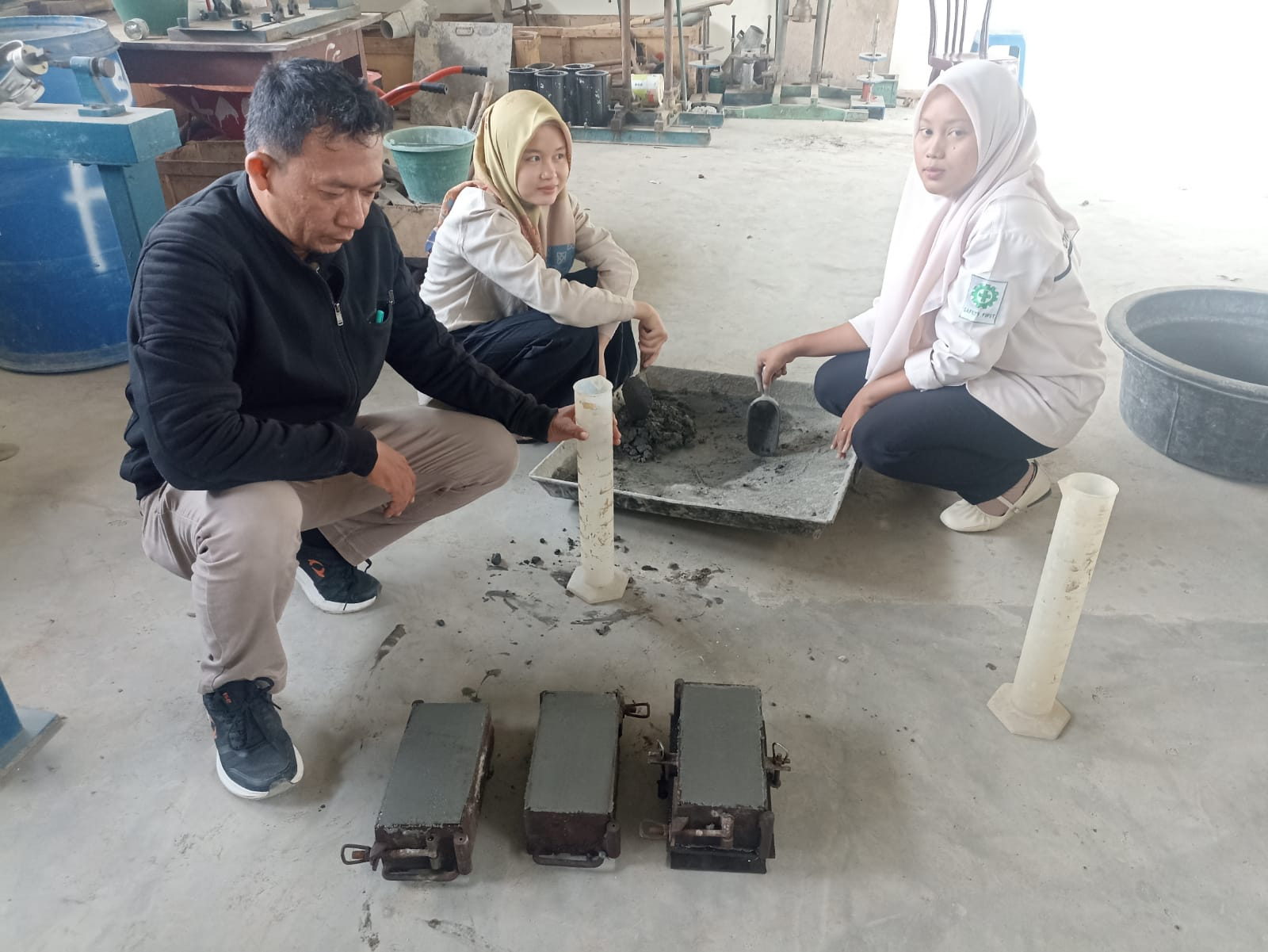 Irwansyah saat ditemui di laboratorium Teknik Sipil Universitas Asahan.