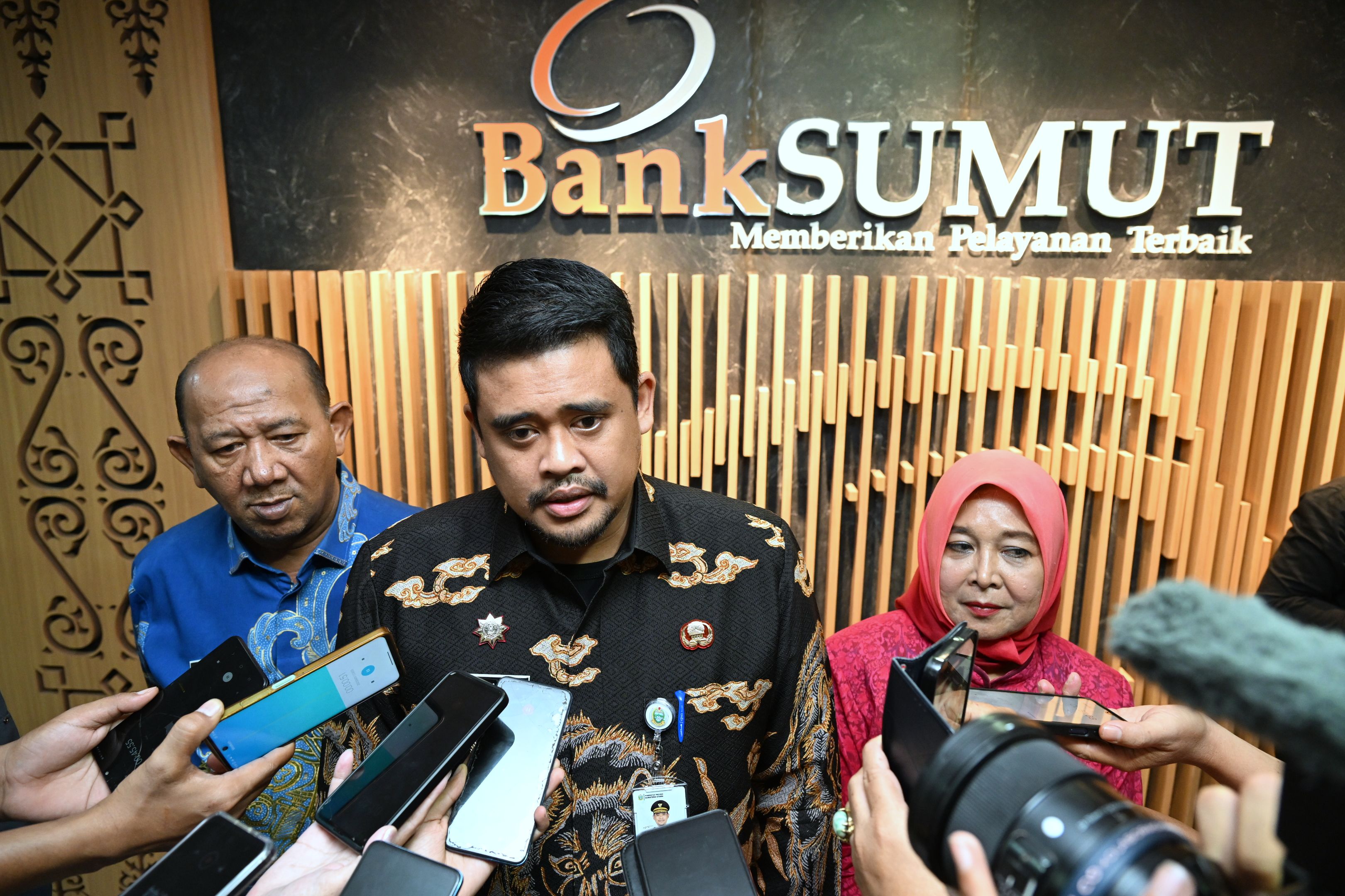 Gubernur Sumut, Bobby Nasution saat sesi wawancara usai Rapat Umum Pemegang Saham (RUPS) Luar Biasa PT.  Bank Sumut di Ruang Rapat lantai 3 Kantor Pusat Bank Sumut, Jalan Imam Bonjol, Medan, Selasa.