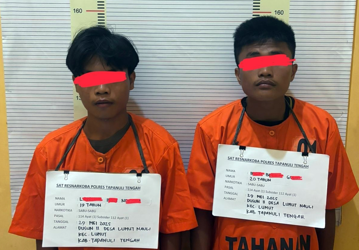 Kedua tersangka pengedar sabu-sabu Barang bukti sabu yang disita polisi dari tangan kedua tersangka.