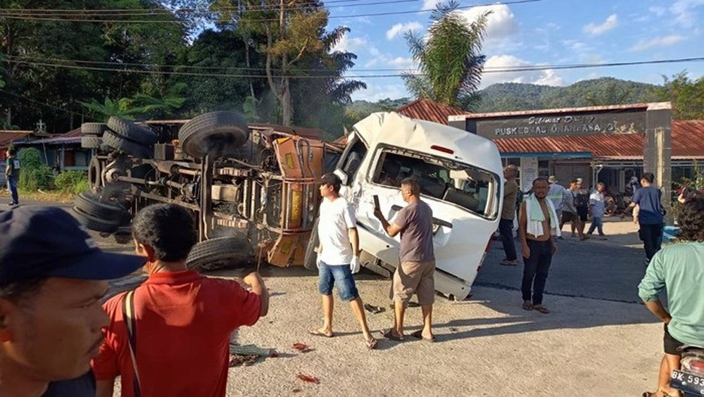 Truk pengangkut semen yang menabrak lima mobil.
