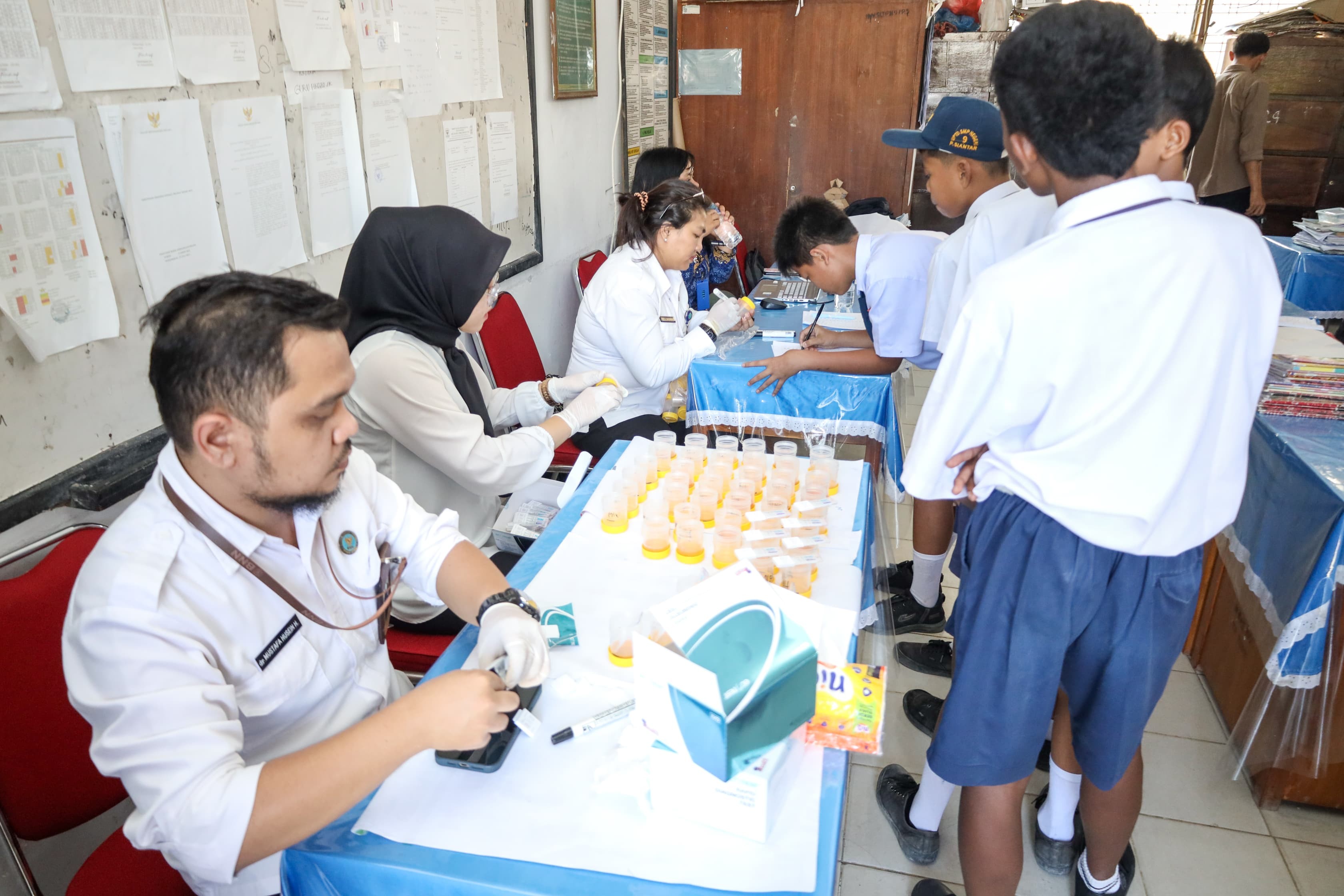 Pelajar SMP menjalani tes urine.