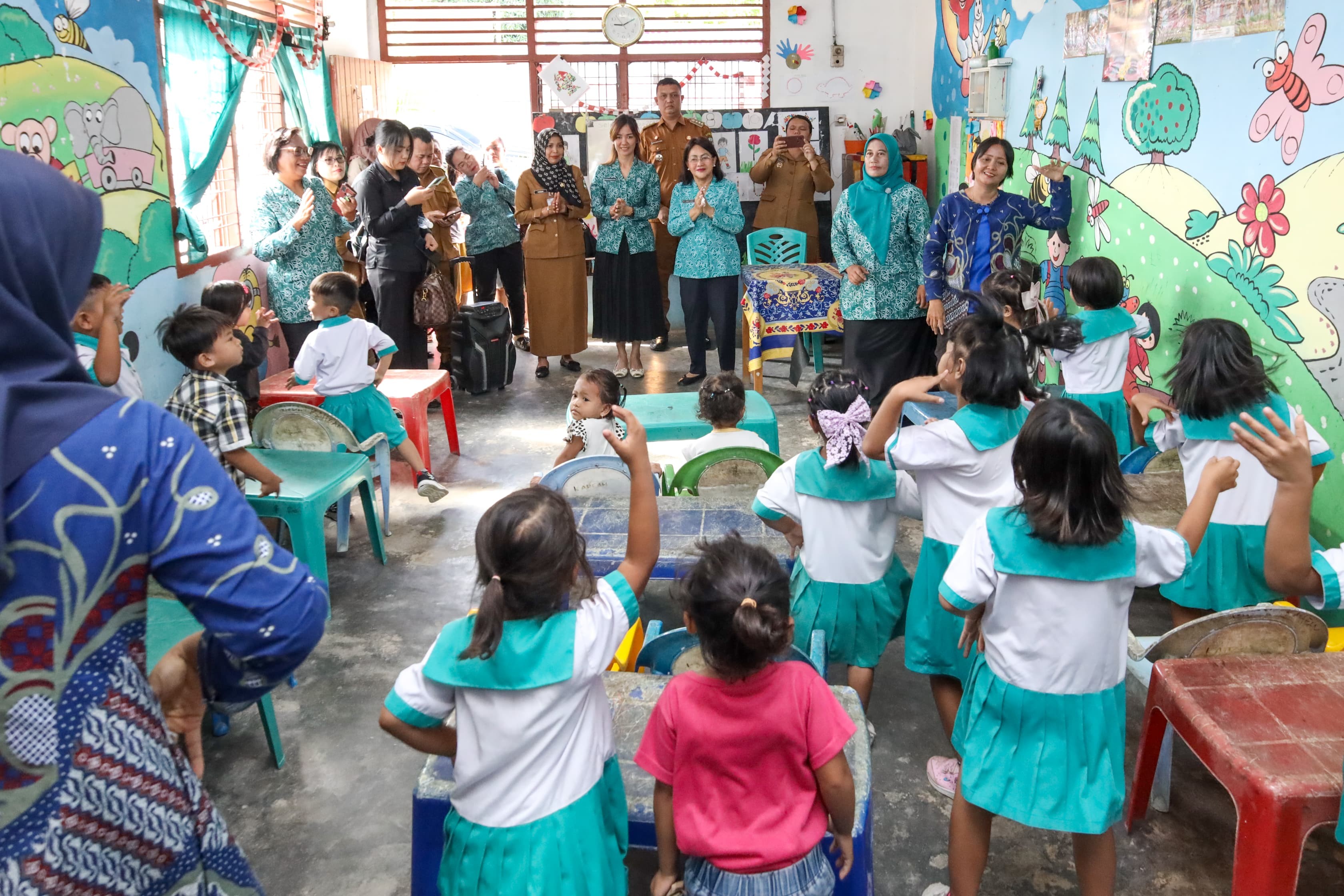 Ketua TP PKK Pematangsiantar Ny Liswati Wesly Silalahi mengunjungi PAUD SAB Kelurahan Kahean Kecamatan Siantar Utara.