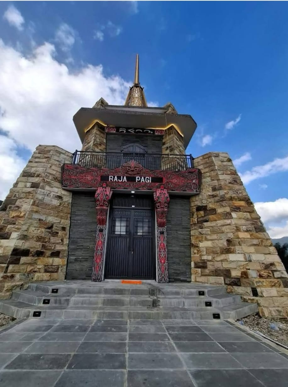 Tugu Raja Sinurat.