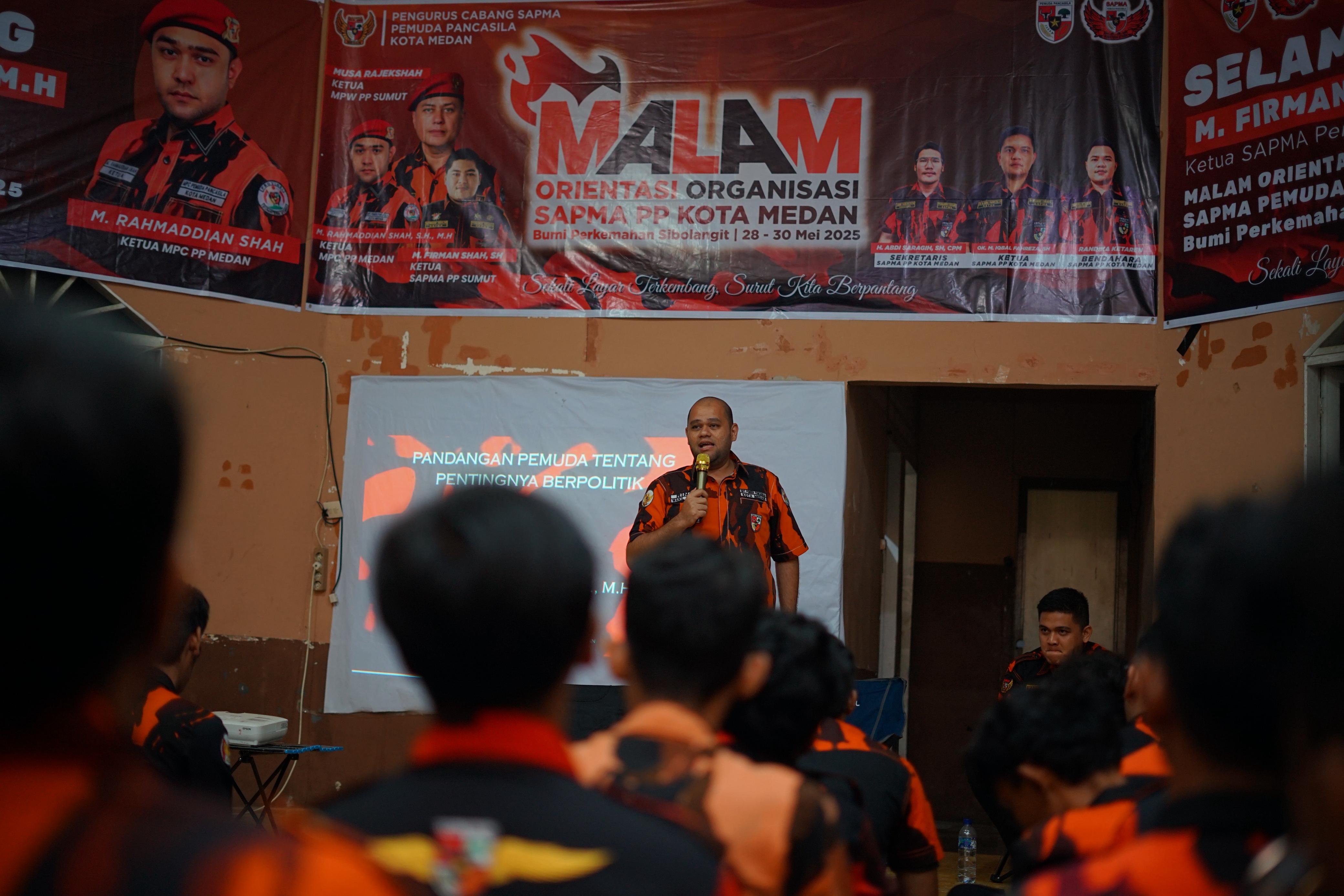 Wakil Ketua III MPC PP Kota Medan, El Barino Shah memberikan materi kepada kader SAPMA PP Kota Medan dalam kegiatan Malam Orientasi Organisasi di Sibolangit, Deli Serdang, Jumat (30/5/2025).