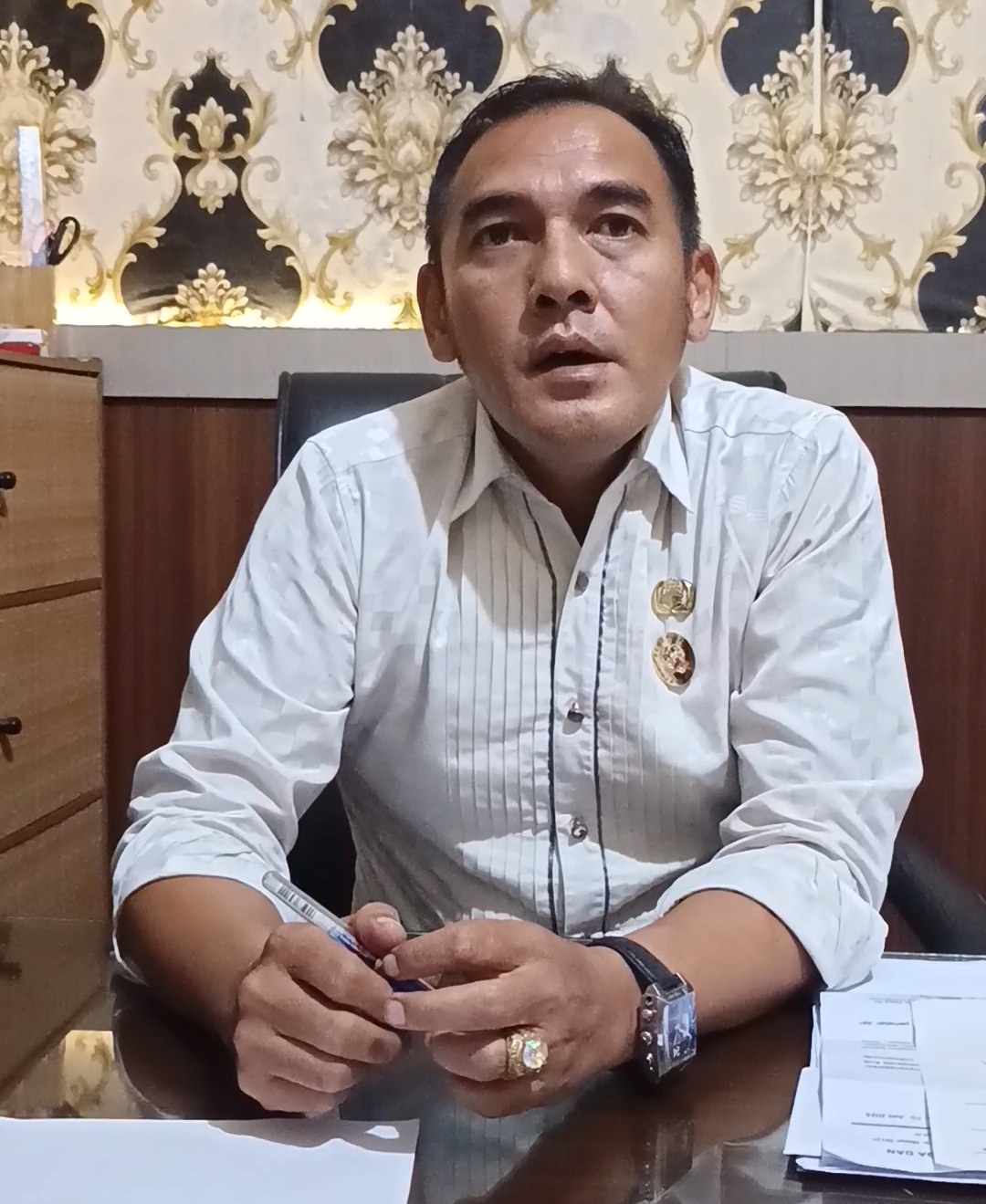 Lurah Pandau Hilir, Kecamatan Medan Perjuangan, Efrin Hadi Syahputra memberikan klarifikasi atas dugaan tertutupnya pembentukan LPM oleh segelintir masyarakat, Rabu (4/6/2025).