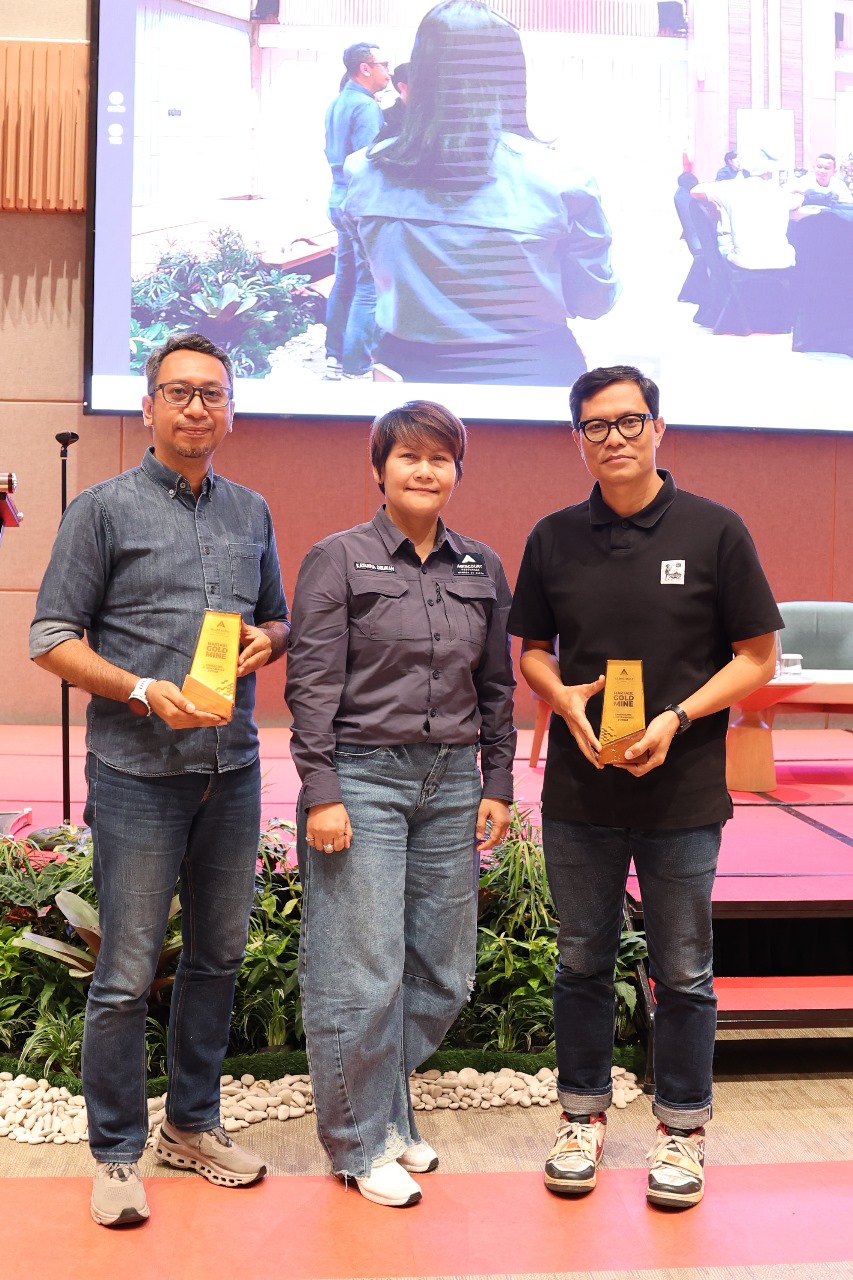 Ki-Ka: Abraham Laisila (Head of News Investigation Narasi), Katarina Siburian Hardono (Senior Manager Corcomm PTAR), dan Wisnu Nugraha (Wapemred Kompas.com), dalam sesi pelatihan Media Capacity Buildi