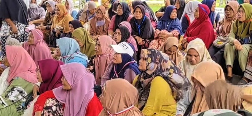 Warga tujuh desa di Kecamatan Batunadua, Kota Padangsidimpuan, berunjuk rasa di depan Kantor Wali Kota, menuntut perbaikan irigasi yang rusak dan solusi atas krisis kekeringan yang mengancam pertanian