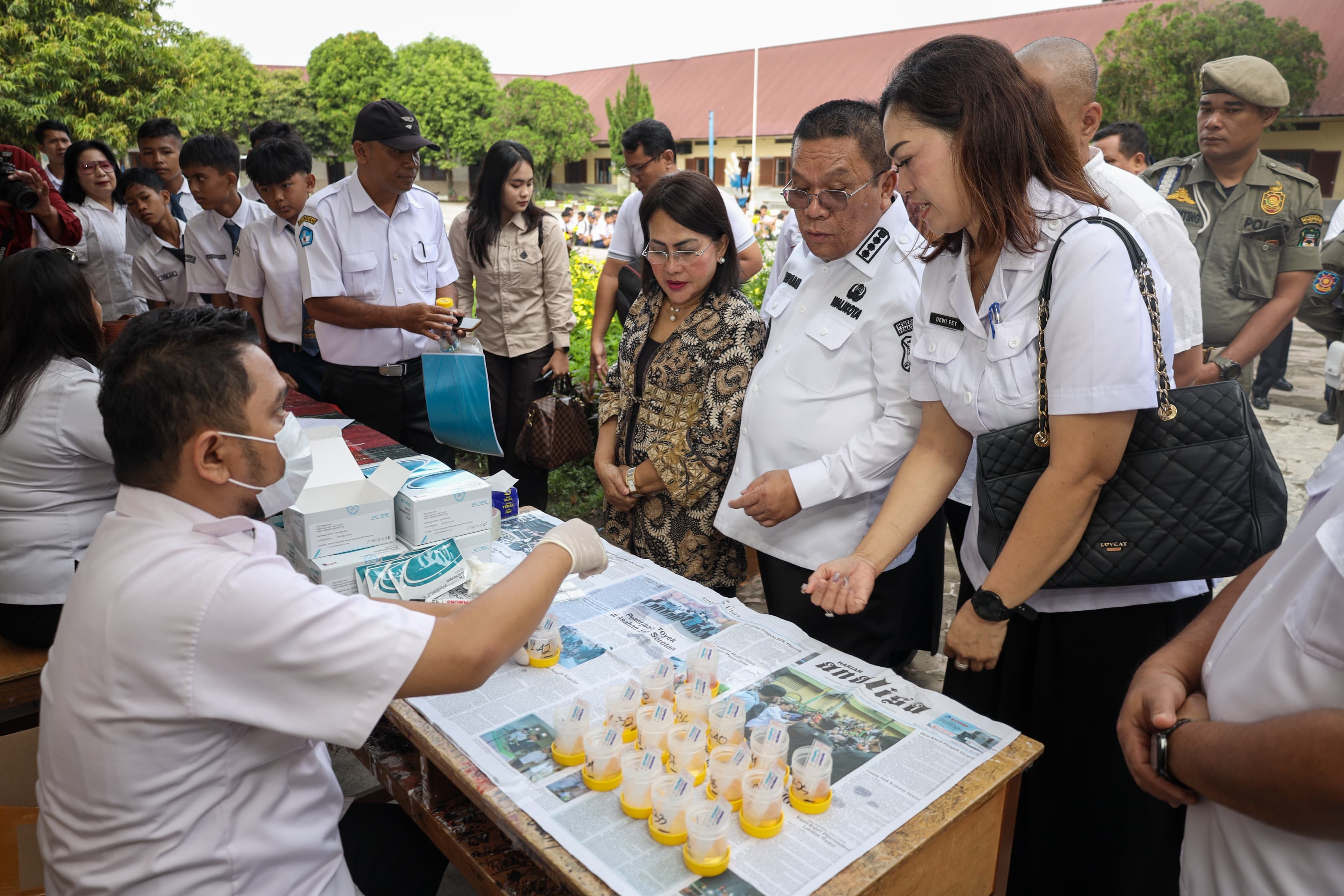 Tes urine di SMPN 8 Pematangsiantar.