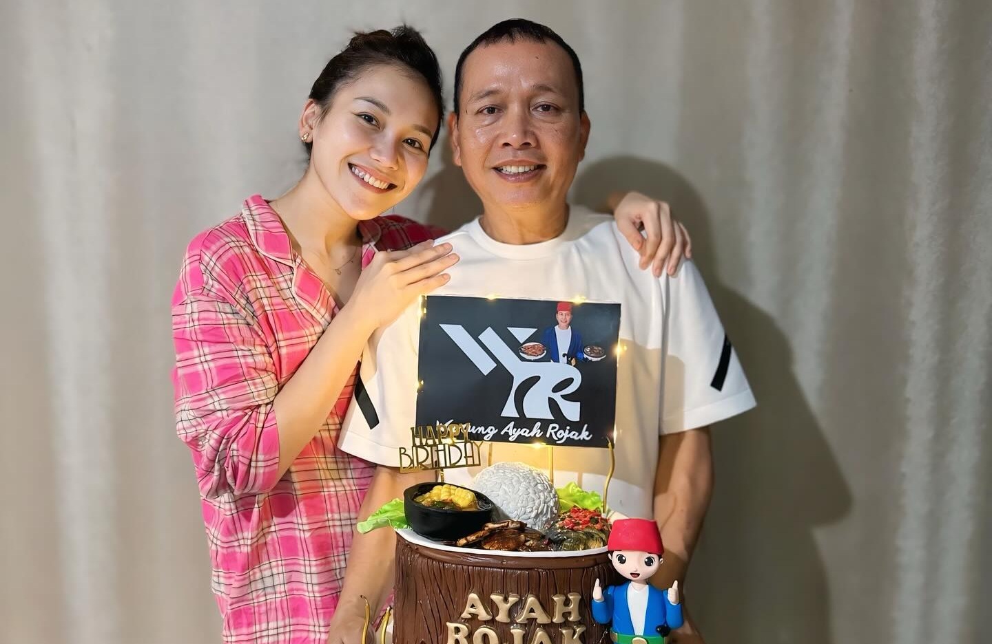 Ayah Rojak, ayahanda Ayu Ting Ting merayakan ulang tahun (ultah) ke-63, Selasa (3/6).