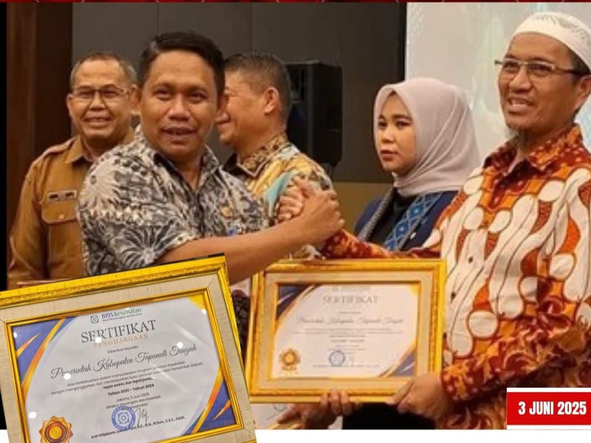Pemberian penghargaan oleh BPJS Kesehatan Pusat kepada Pemkab Tapteng.