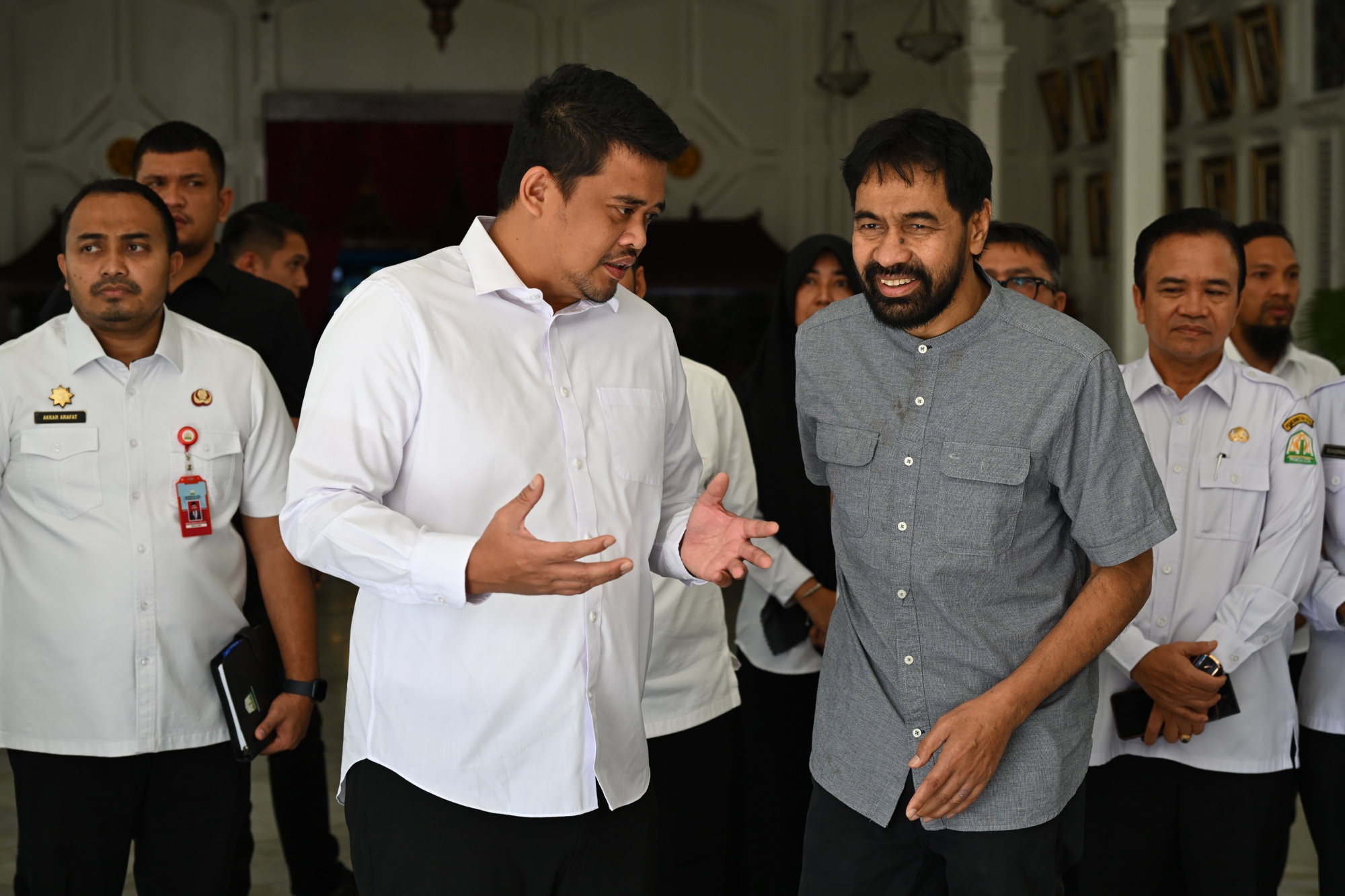 Gubernur Sumut Muhammad Bobby Afif Nasution bersama Bupati Tapanuli Tengah  Masinton Pasaribu bertemu dengan Gubernur Aceh Muzakir Manaf di Pendopo Rumah Dinas Gubernur Aceh.