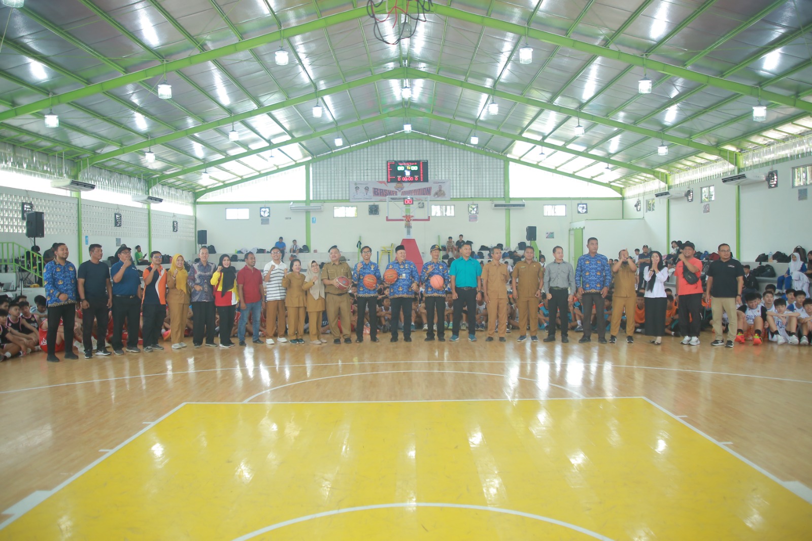 Sekdis Dikbud Kota Medan, Andy Yudhistira MPd (tengah) diabadikan bersama jajaran dan peserta Gebyar Basket SMP se-Kota Medan 2025, baru-baru ini.