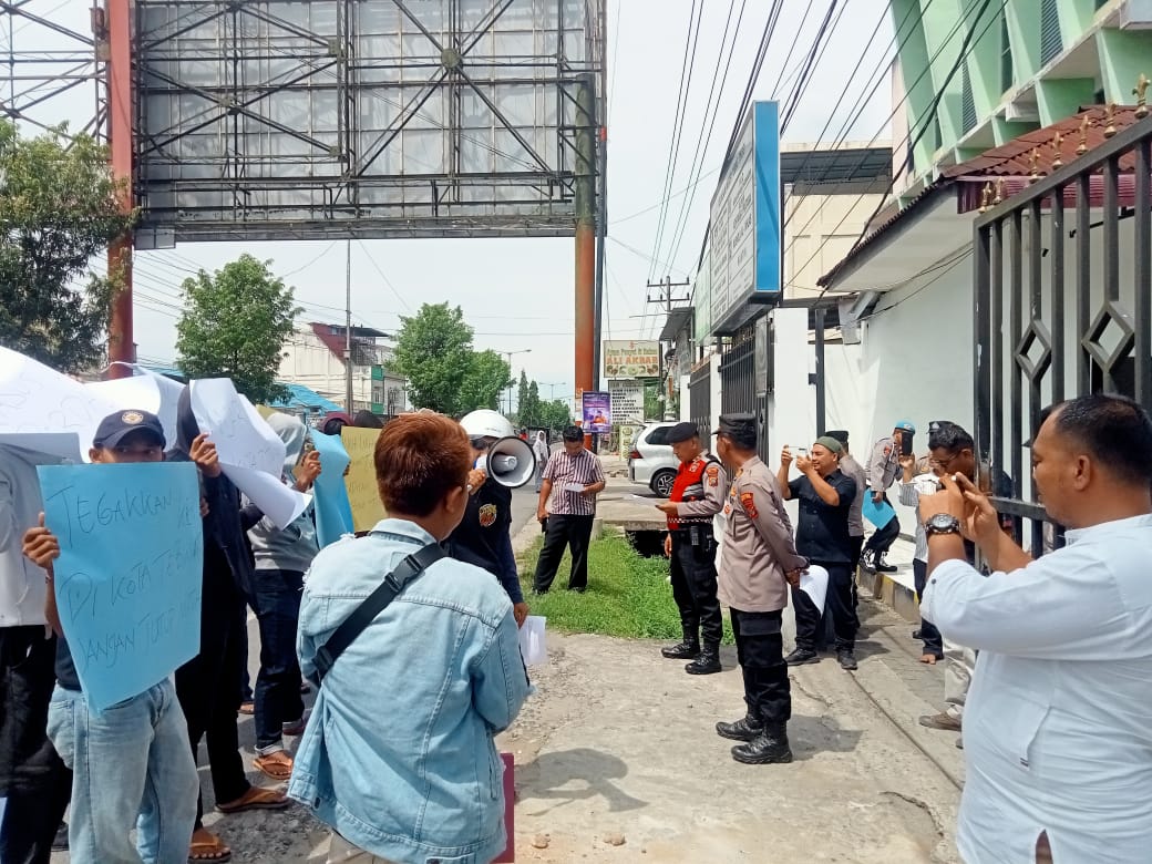 Puluhan mahasiswa yang tergabung di DPD Mahasiswa Peduli Rakyat Kota Tebingtinggi saat melakukan aksi demo.