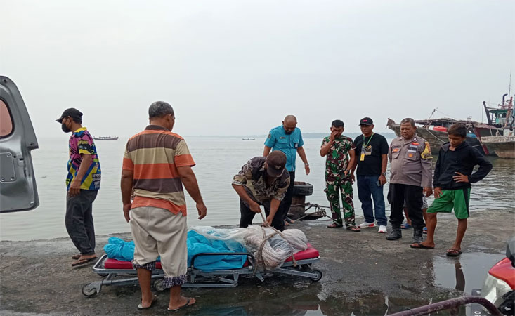 Nelayan bernama Supriadi Marpaung, 29 tahun, warga Tanjung Leidong, Labuhanbatu Utara, ditemukan tewas mengapung di perairan Belawan.