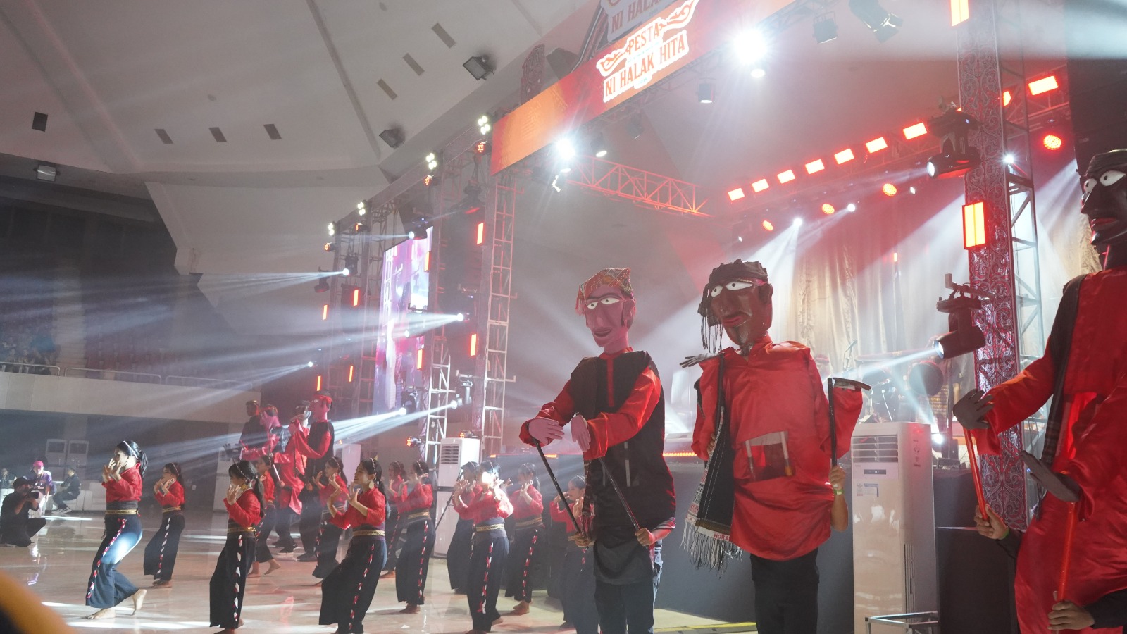 Suasana kemeriahan konser budaya Batak di Medan. IM3 turut hadir mendukung pelestarian budaya lokal melalui Pesta Ni Halak Hita 2025.