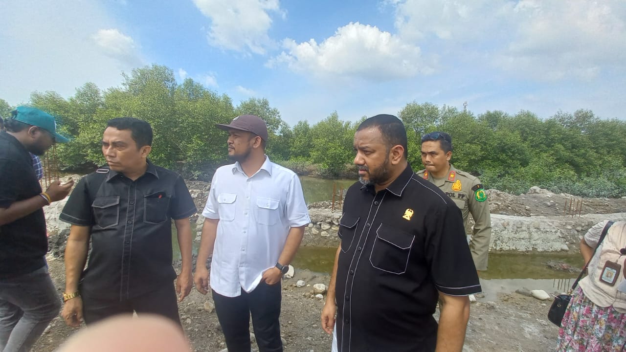 Anggota DPRD Medan saat melakukan tinjauan lapangan ke lahan mangrove yang sudah ditimbun dan diduga dilakukan PT. CPI, baru-baru ini.
