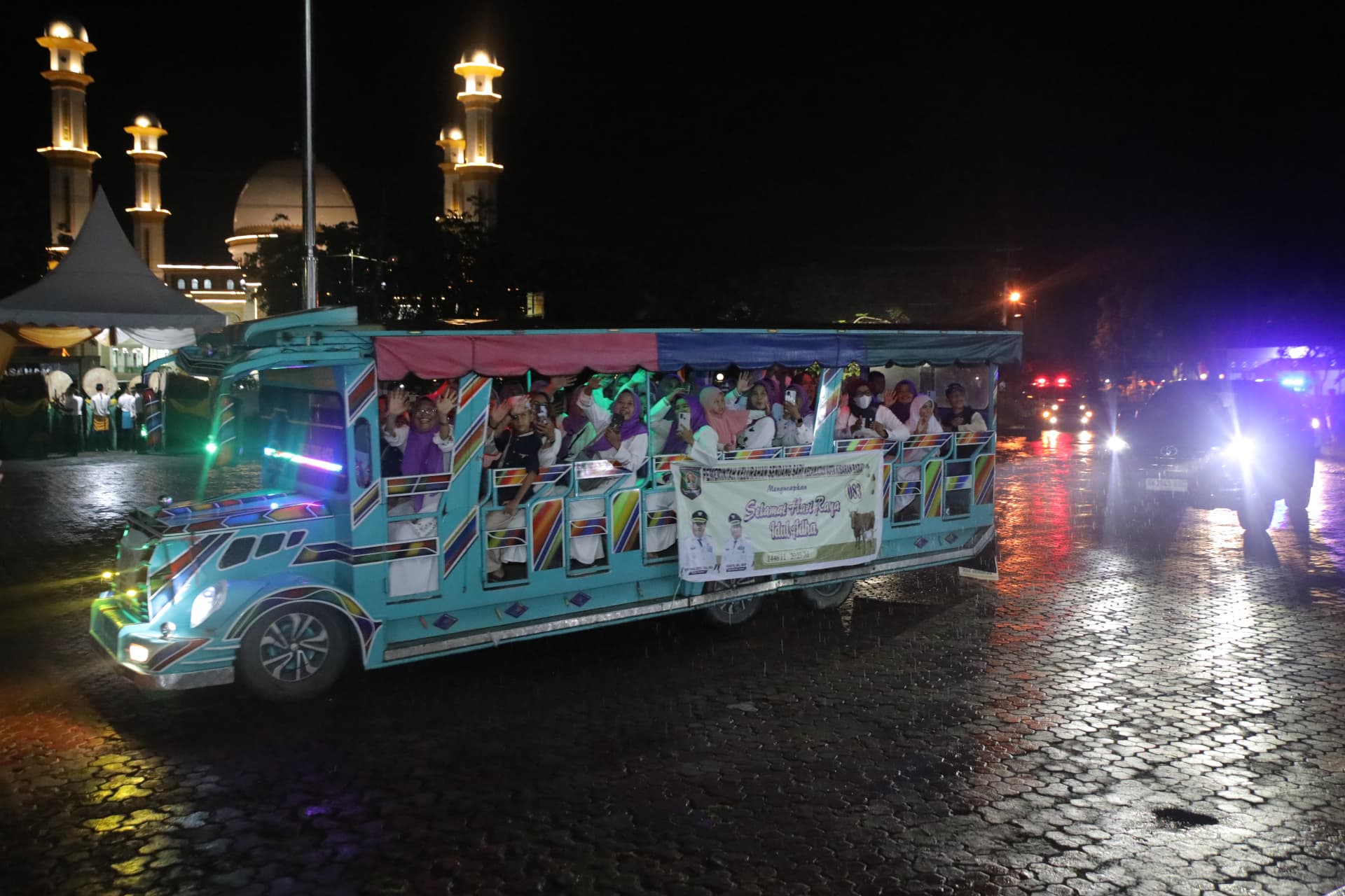 Puluhan kendaraan hias dari instansi pemerintah, kecamatan, dan kelurahan di Kisaran Barat dan Kisaran Timur ikut memeriahkan suasana malam takbir.