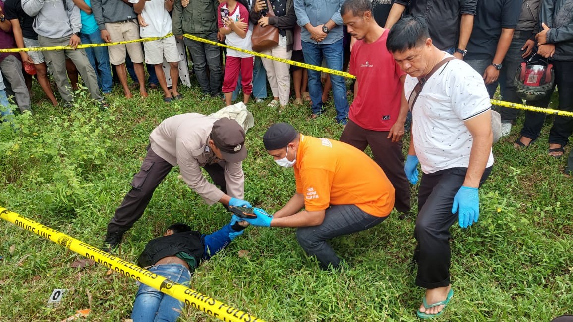 Olah TKP penemuan mayat di Jalan Medan Nagori Dolok Kahean Kecamatan Tapian Dolok Kabupaten Simalungun.