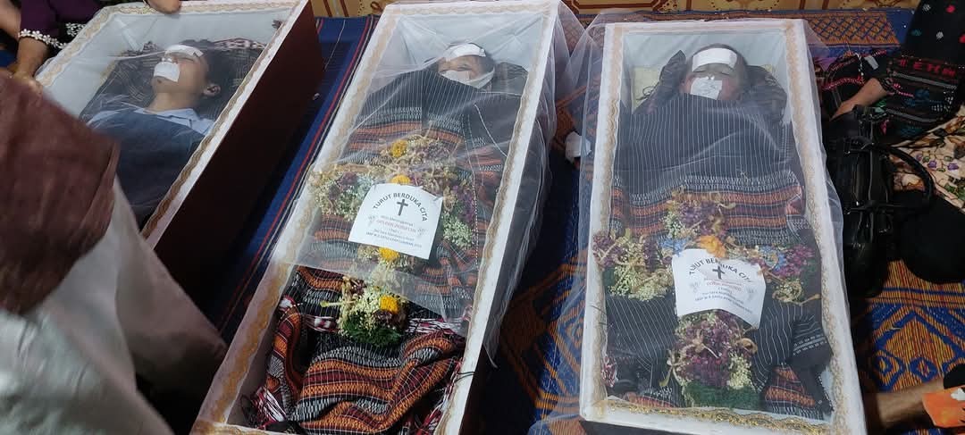 Jenazah Doni Elfaldo Siregar dan dua anaknya disemayamkan di rumah duka.