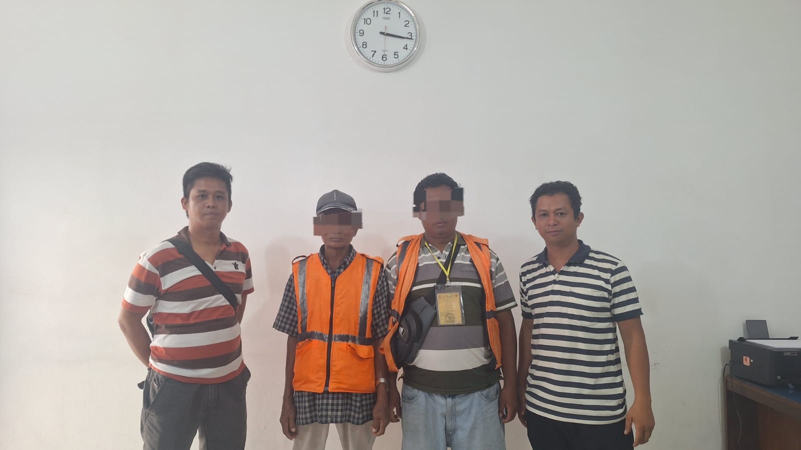 Dua pelaku diduga melakukan pungli di sekitar Suzuya Merdeka Mal.