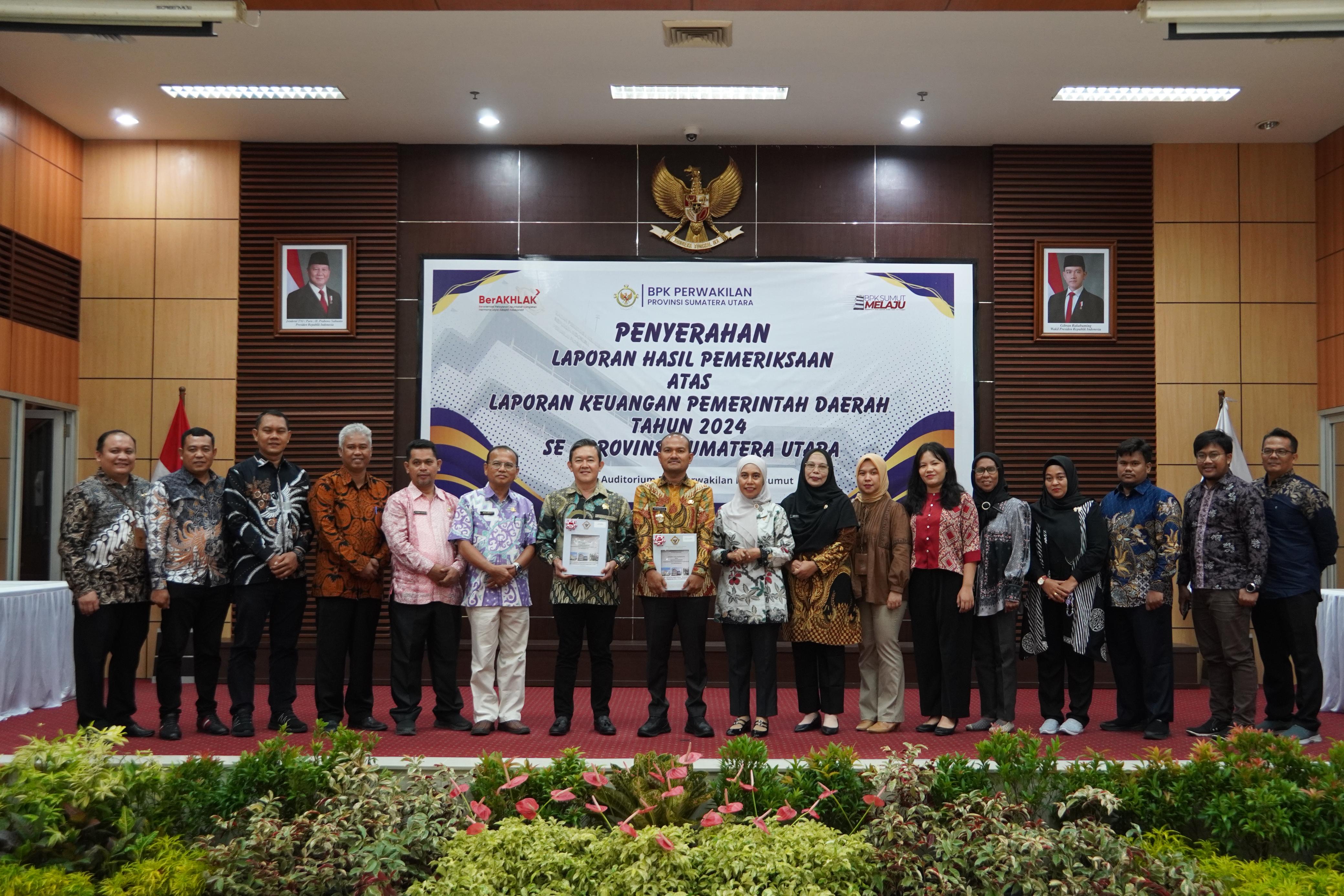 Wali Kota Tanjungbalai, Mahyaruddin Salim, bersama Ketua DPRD, T Eswin, menerima LHP atas LKPD Pemerintah Kota (Pemko) Tanjungbalai Tahun 2024.