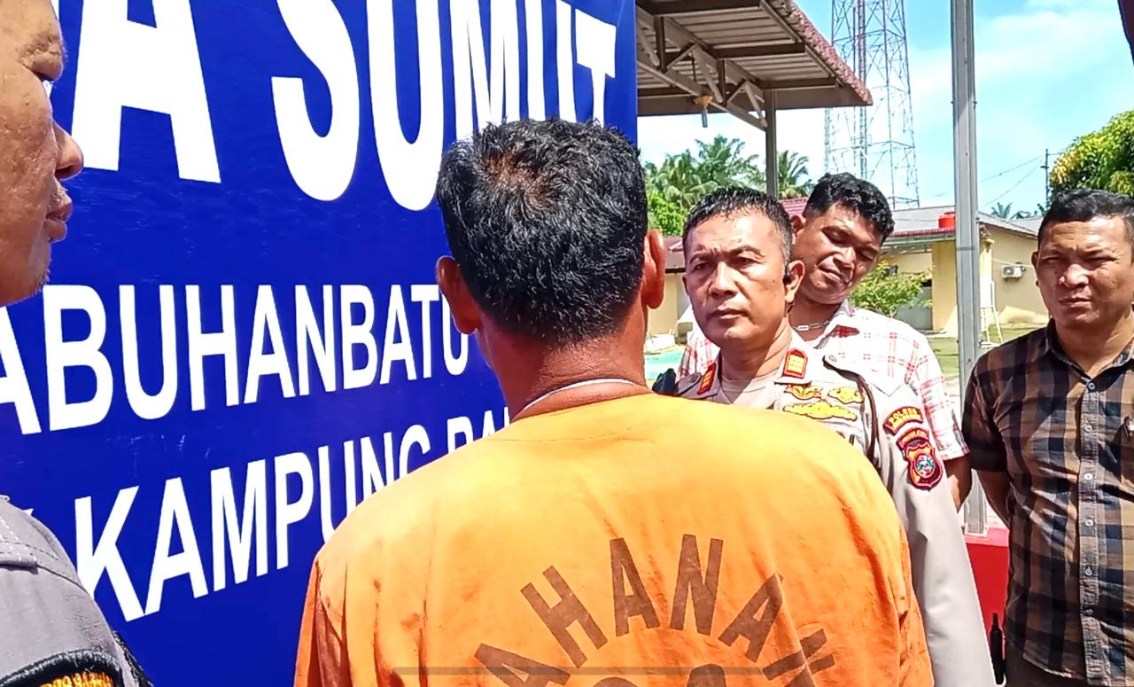 Pelaku perkelahian sesama karyawan setelah diamankan polisi.