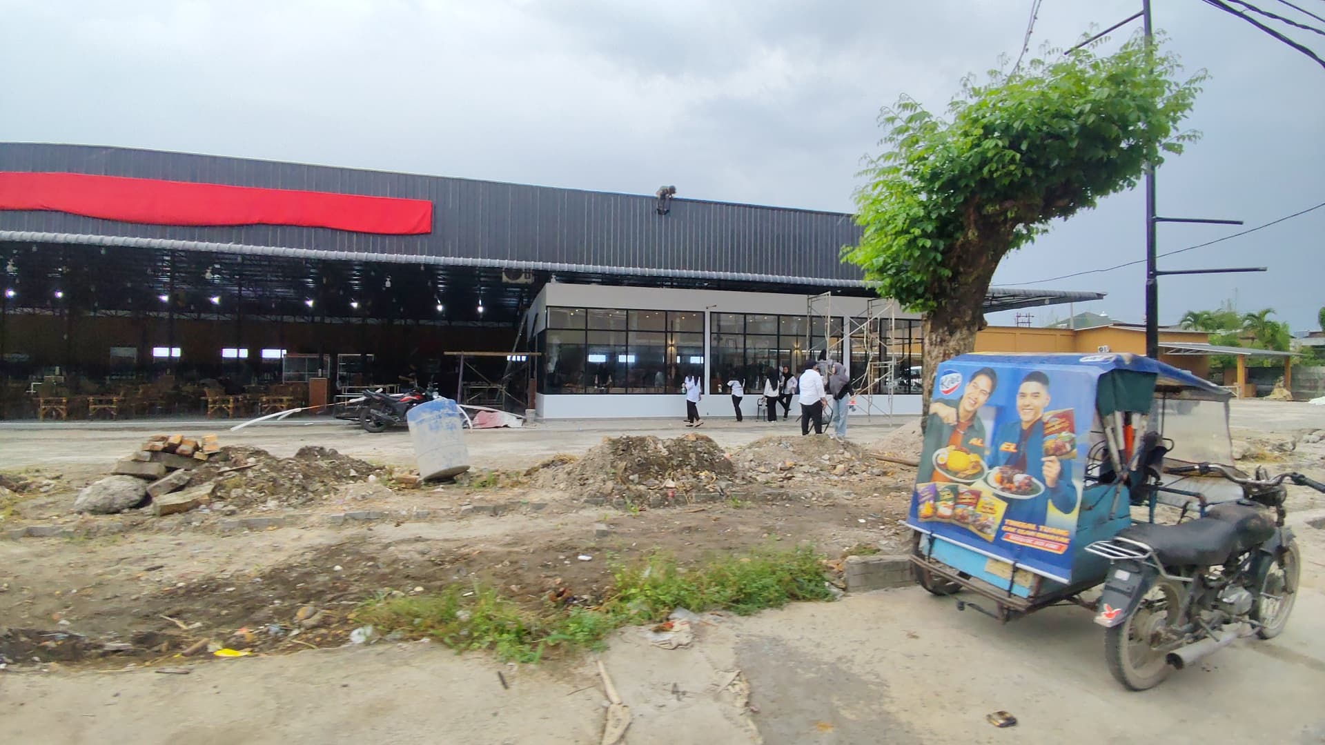 Lahan bekas Pasar Aksara Medan di Jalan Prof HM Yamin, Medan kini disulap PUD Pasar Medan menjadi kafe mewah dan kawasan bisnis kuliner.