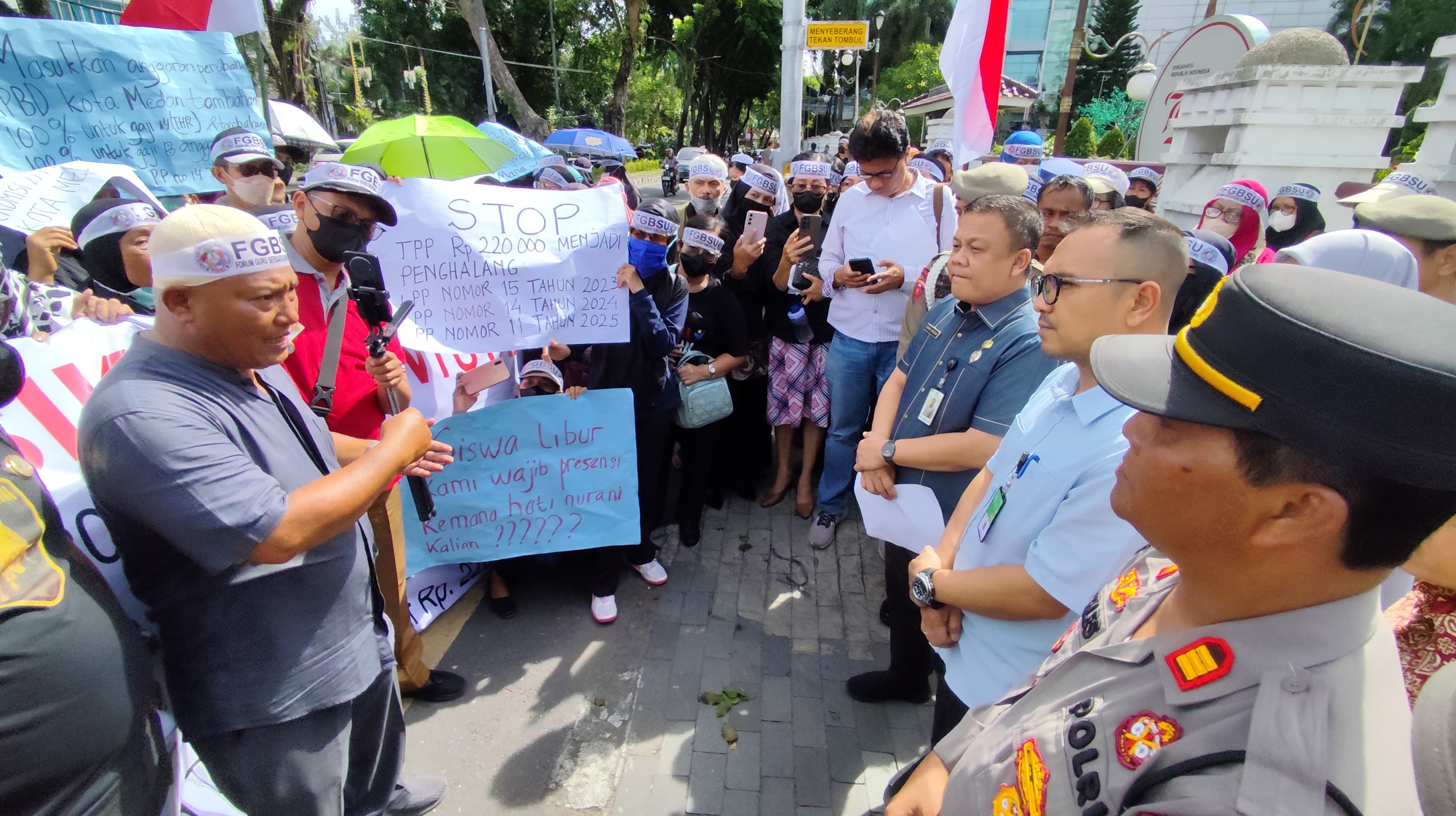 Aksi damai elemen guru di Medan menuntut pembayaran TPP, gaji ke-13, gaji ke-14 dan pencabutan Perwal di Balai Kota Medan, Selasa (10/6/2025).