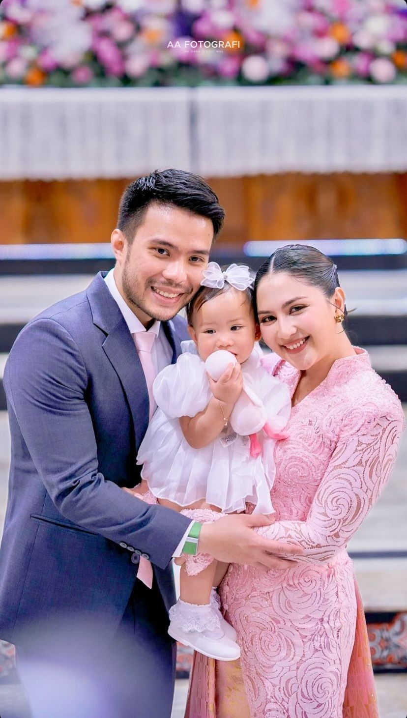 Jessica Mila bersama suami dan putrinya.