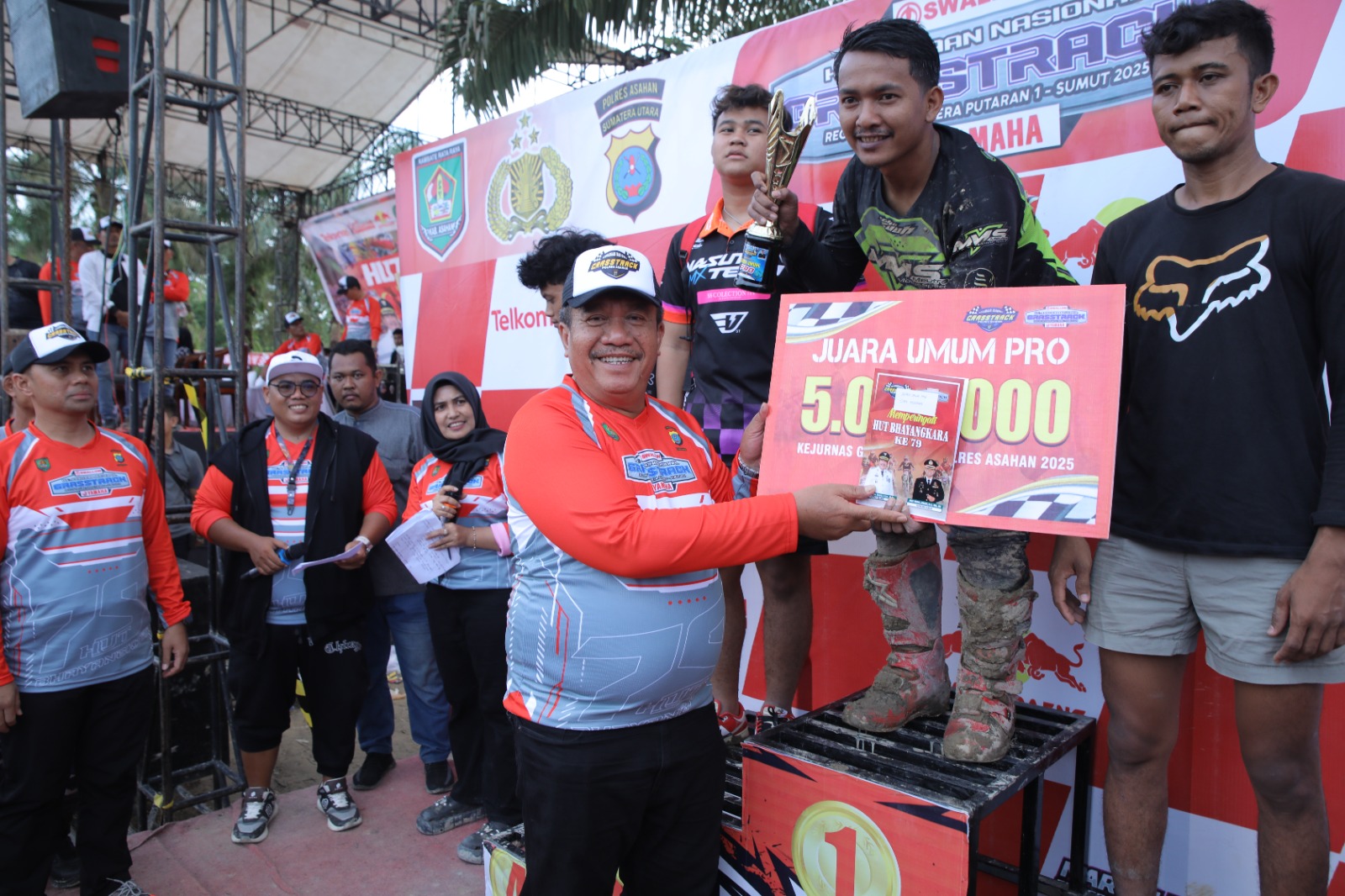 Bupati Asahan, Taufik Zainal Abidin Siregar menyerahkan hadiah kepada para juara.