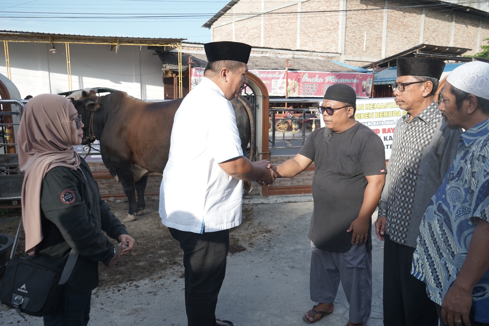 Bupati Asahan H. Taufik Zainal Abidin Siregar, bersama Wakil Bupati H. Rianto, menyerahkan sapi kurban dari Presiden Prabowo ke masjid.