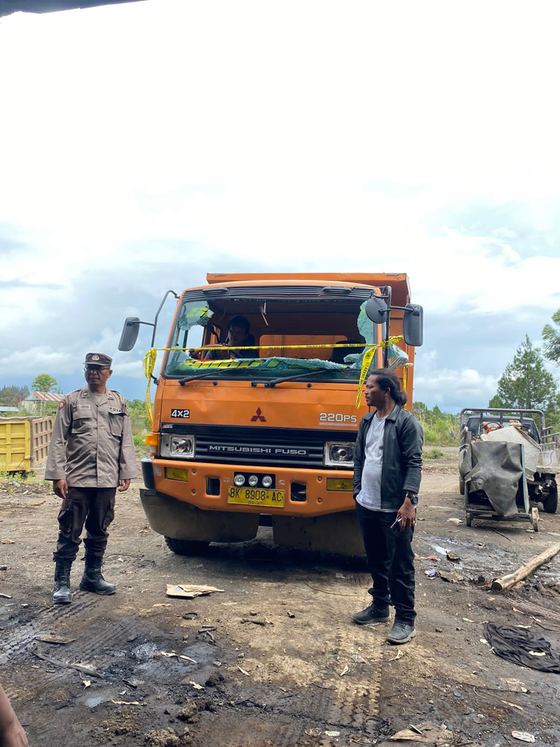 Salah satu truk yang dirusak pelaku beberapa waktu lalu.