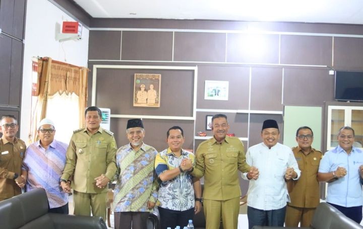 Bupati Padang Lawas Putra Mahkota Alam Hasibuan, Wakil Bupati Padang Lawas Ahmad Fauzan Nasution, serta Bupati Mandailing Natal Saifullah Nasution bersama M Nuh.