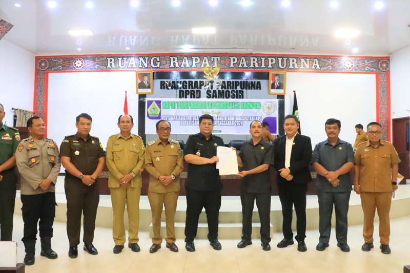 Ketua DPRD Kabupaten Samosir memberikan rekomendasi atas Laporan Keterangan Pertanggungjawaban kepada Bupati Vandiko Gultom.