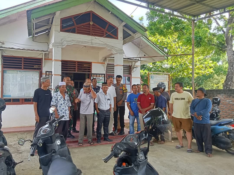 Sejumlah warga masyarakat Lingkungan ll Terminal saat berada di depan kantor Kelurahan Padang Bulan.