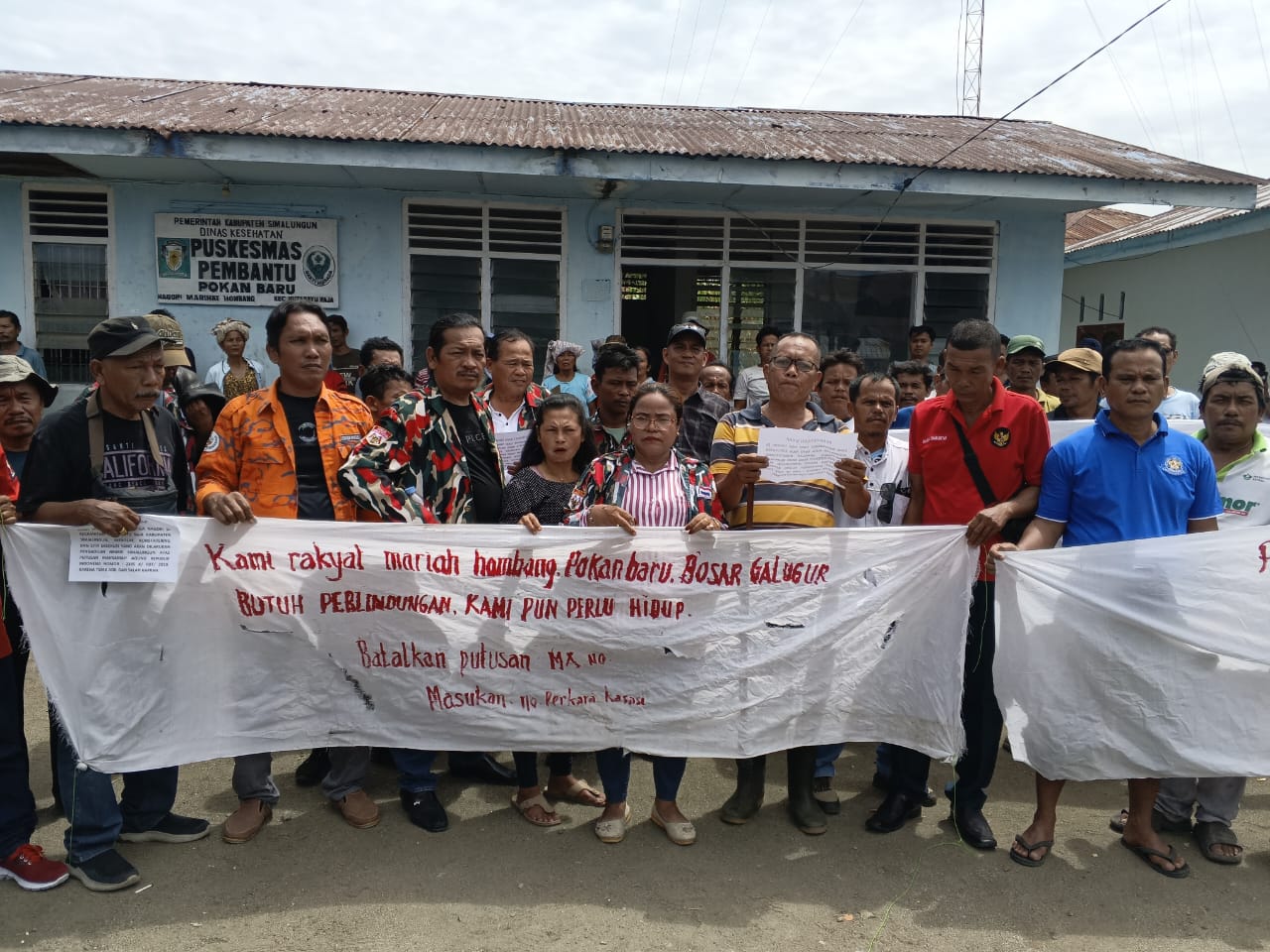 Masyarakat dari tiga desa di Huta Bayu Raja Kabupaten Simalungun yang menolak eksekusi lahan.