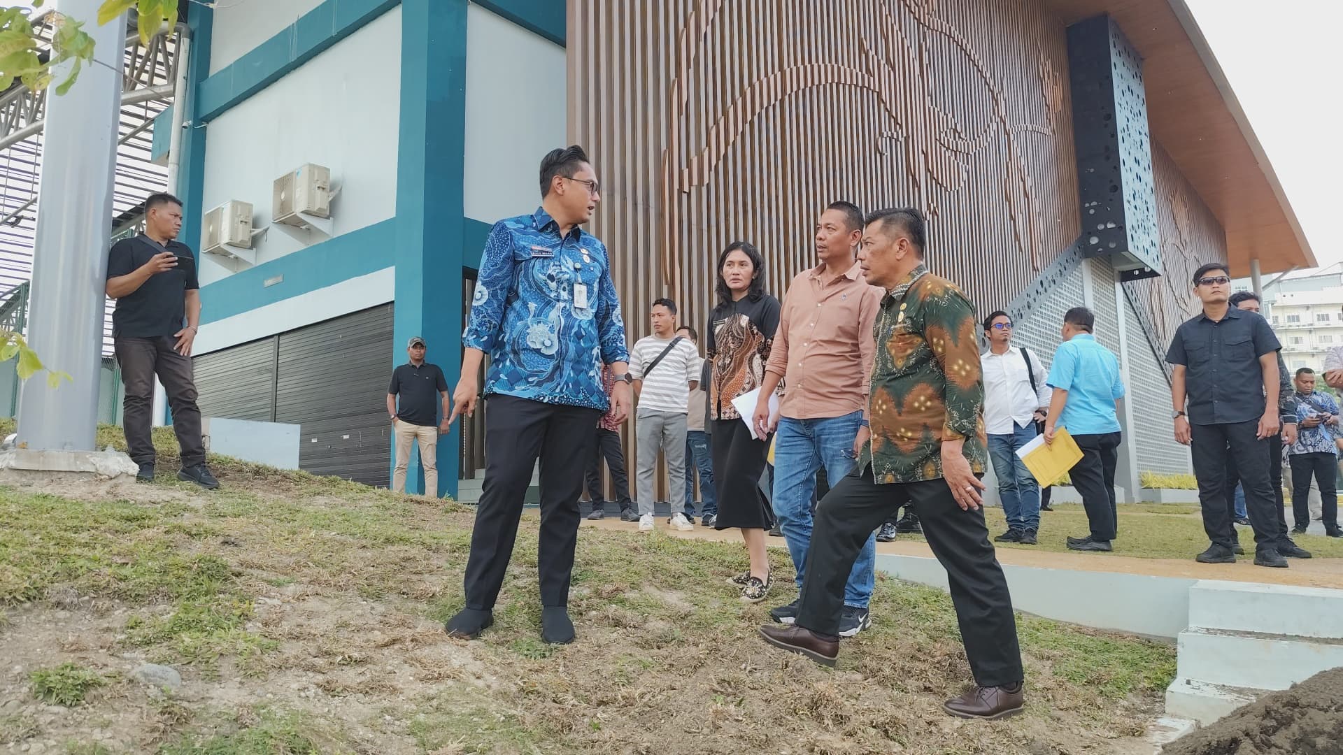 Wali Kota Medan Rico Waas menegur keras Kabid PKPP Dinas Perkim Cikataru, Gunawan Siahaan (dua dari kanan), saat meninjau langsung kondisi Taman Kebun Bunga, Kamis sore (12/6/2025).