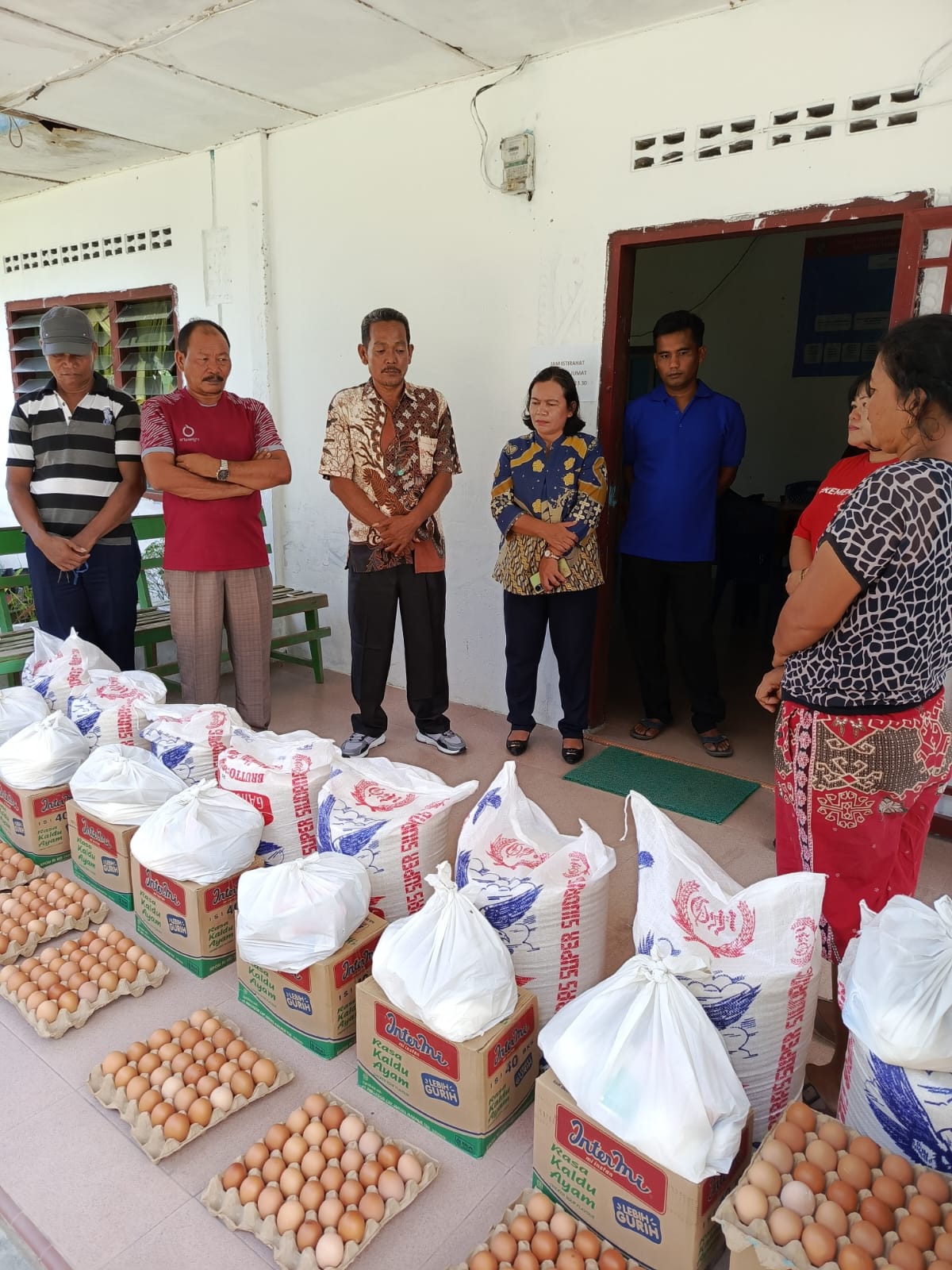 Pemerintah Desa bersama Camat Tanah Jawa menyerahkan bantuan kepada korban terdampak puting beliung, Kamis (12/6/2025).
