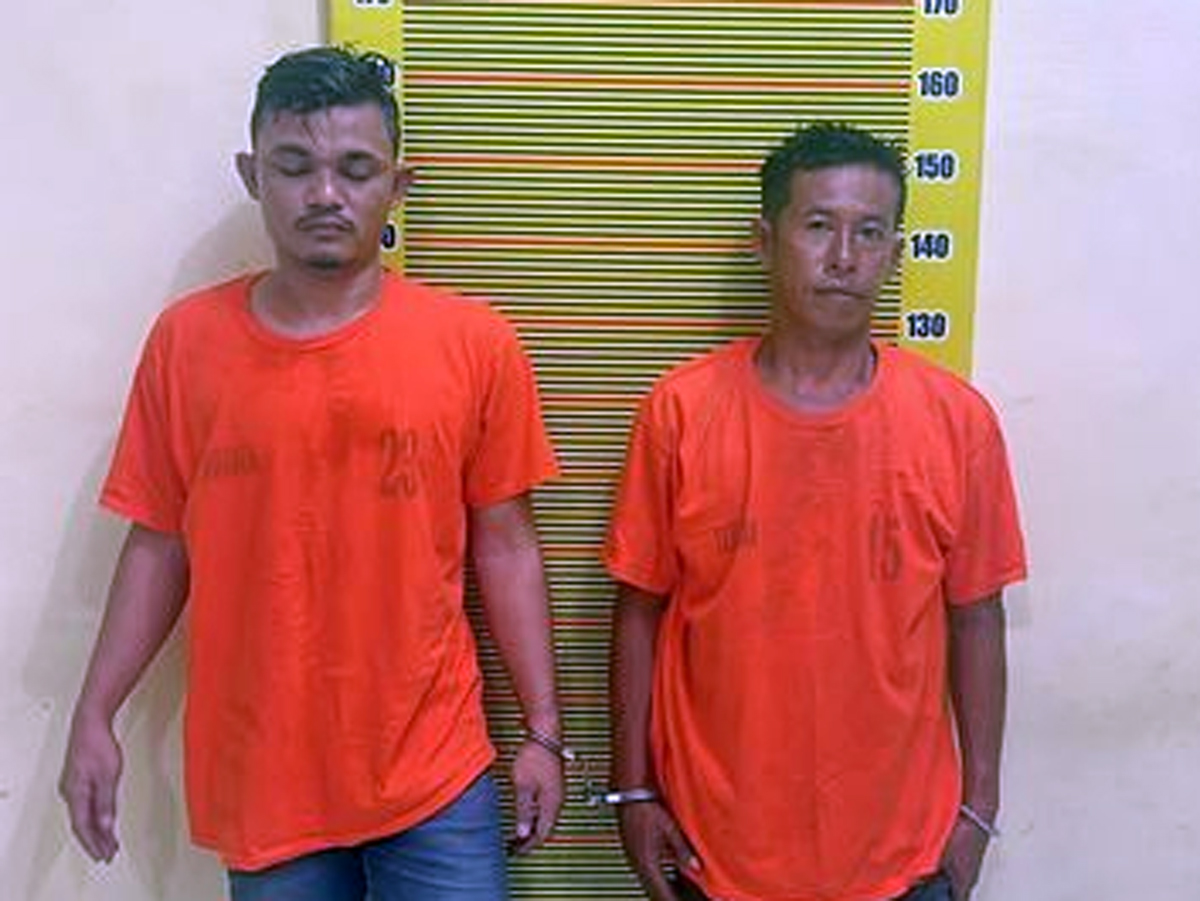 Dua tersangka kurir sabu dilumpuhkan dengan timah panas karena mengancam keselamatan petugas.