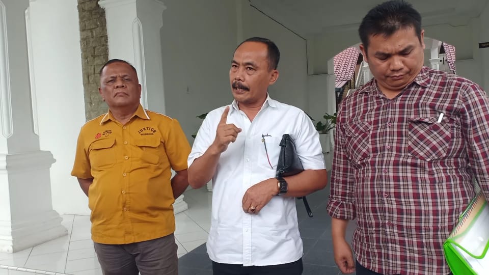 Pemilik CV Asahan Jaya Abadi, Joe Tjang beserta notaris dan kuasa hukum.