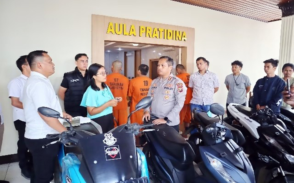 Penyerahan 6 unit sepedamotor curian kepada pemiliknya di Polres Padangsidimpuan.