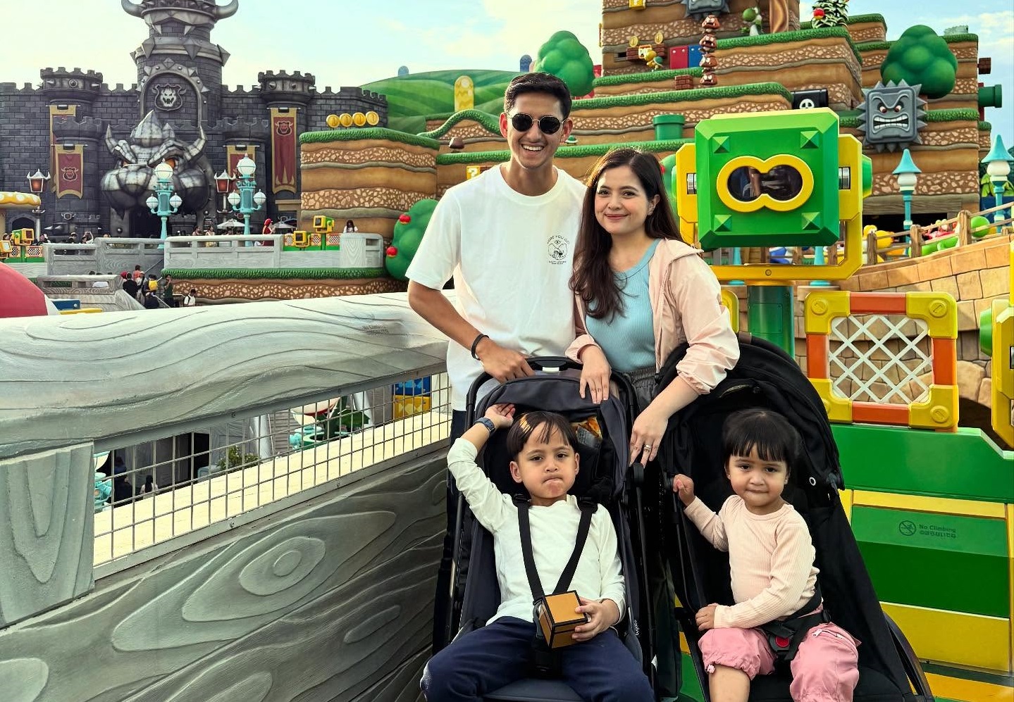 Tasya Kamila bersama keluarga.