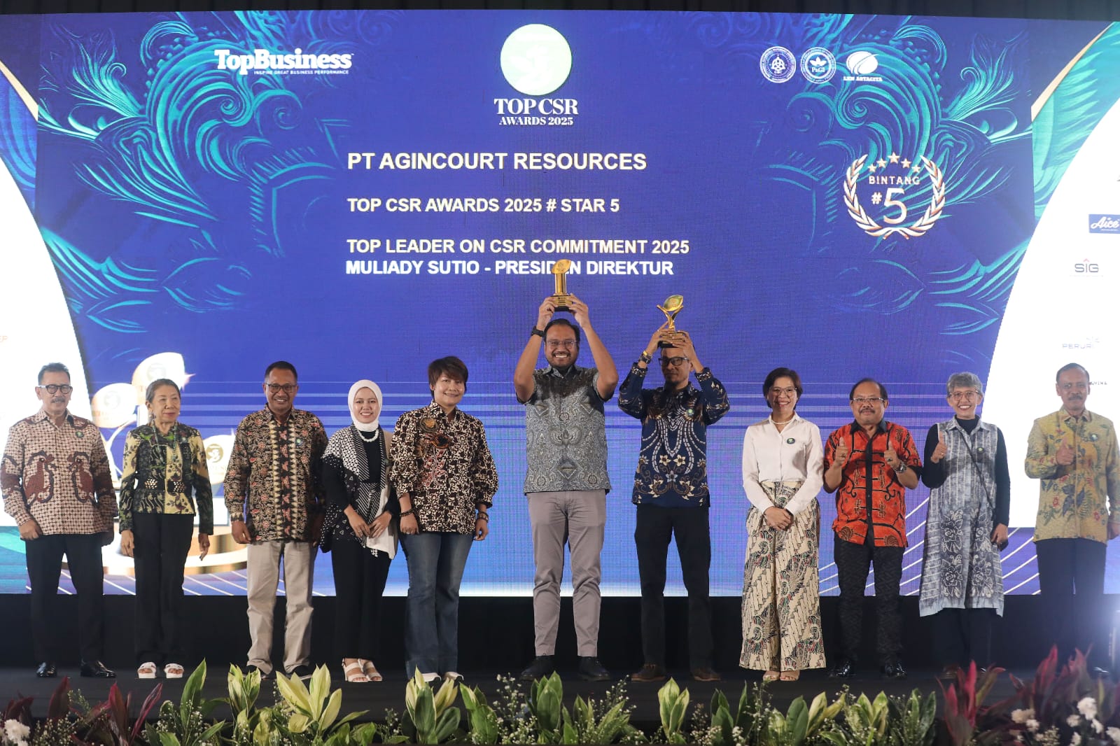 Director & CFO PT Agincourt Resources Noviandri (tengah) berfoto bersama dengan manajemen Agincourt Resources, dewan juri, dan pembicara saat menerima dua penghargaan TOP CSR Awards 2025 di Jakarta.