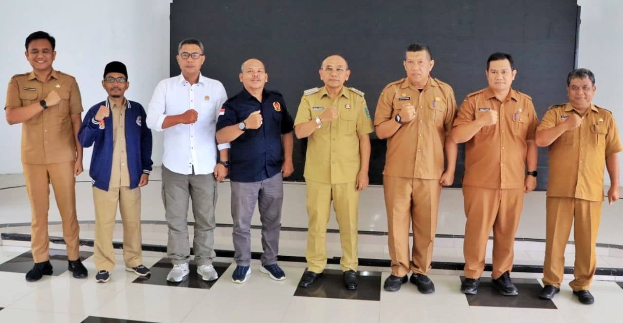 Bupati Simalungun Anton Achmad Saragih menerima audiensi.